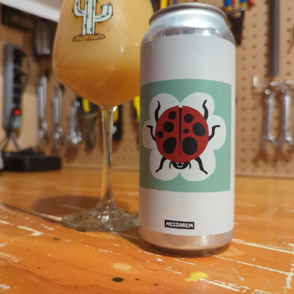 Messorem × Ārpus - Courte Visite
ABV: 8,5 % | Untappd: 4,34

Courte Visite er en saftig og aromatisk Double New England IPA skabt i samarbejde mellem Messorem og Ārpus, hvor begge bryggeriers passion for frugtige humleprofiler er tydelig.