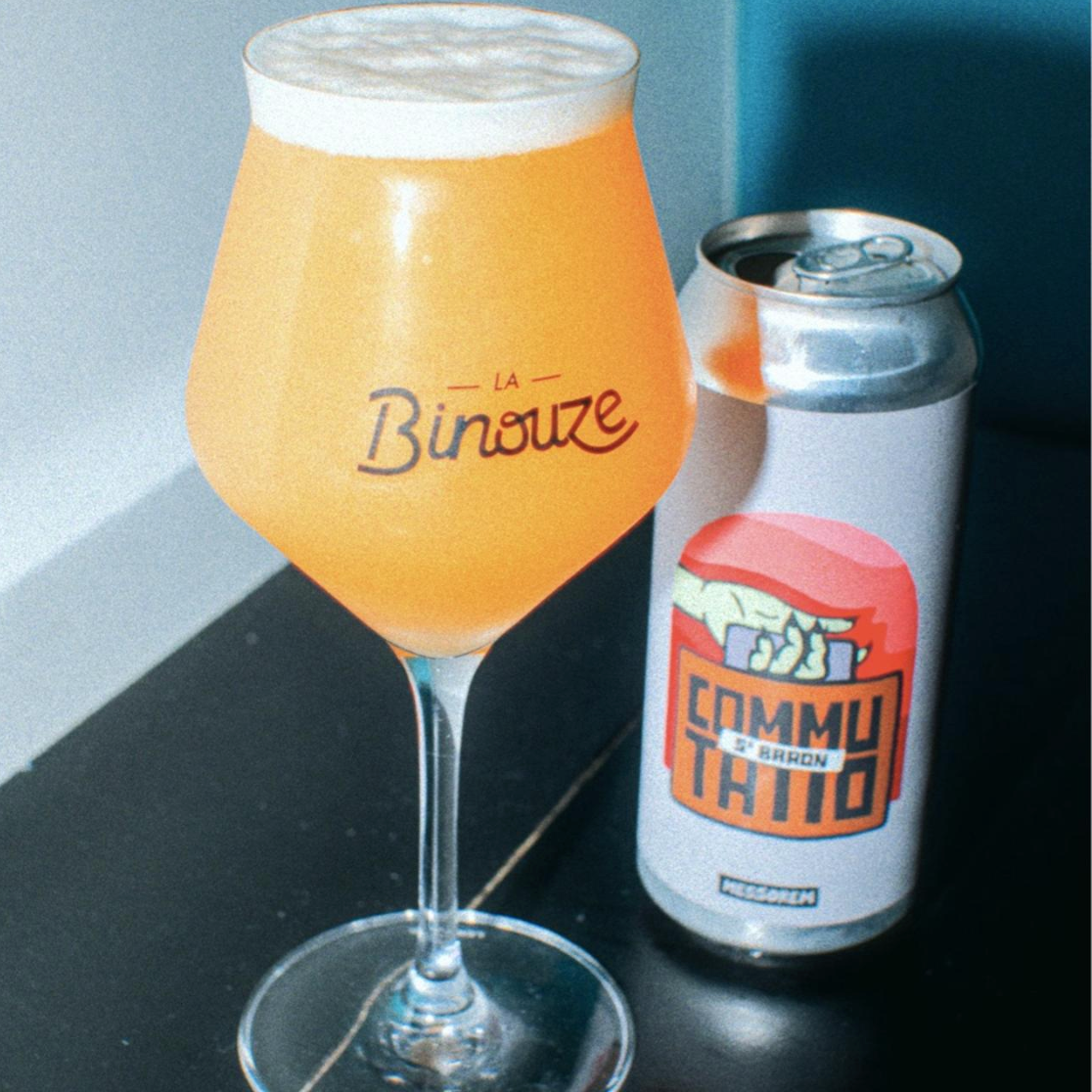 Messorem x 5e Baron – Commutatio : 5e Baron

ABV: 6,5 % | Stil: New England IPA | Untappd: 4,06

Et samarbejde mellem Messorem og canadiske 5e Baron som en del af Messorems populære Commutatio-serie. Serien er skabt til at udforske samarbejder med andre bryggerier, og denne version leverer en klassisk hazy IPA med fokus på saftig frugt, blød mundfølelse og høj drinkability.