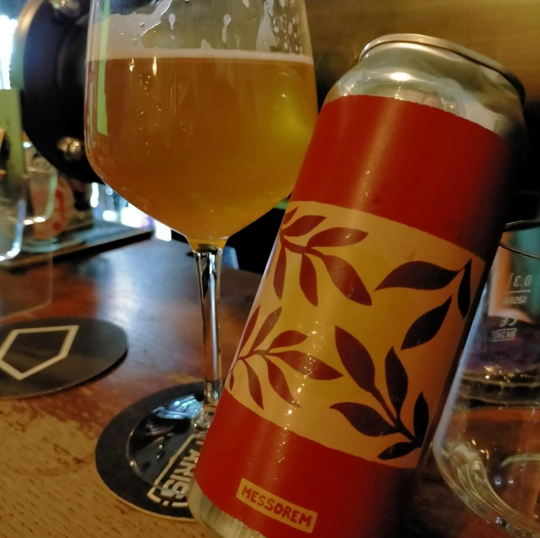 Messorem x Belleflower Brewing – The Queen

ABV: 7,0 % | Stil: American IPA (West Coast) | Untappd: 3,96

En collab mellem Messorem og Belleflower, hvor de går væk fra haze og over i en mere klassisk West Coast-retning, med fokus på bitterhed, tørhed og struktur.