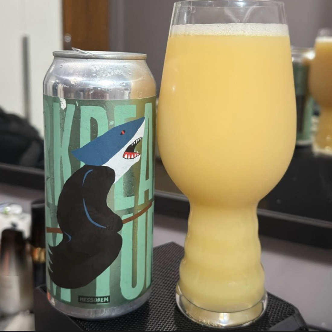 Messorem x Bellwoods – Sharkreaper XTRM TURBO

ABV: 8,0 % | Stil: Imperial / Double New England IPA | Untappd: 4,31

En intens og moderne hazy DIPA fra Messorem, brygget som et collab med Bellwoods Brewery. Øllen er pakket med avancerede humleprodukter som Citra (T90, Dynaboost &amp; Hyperboost) samt Peacherine, Superdelic og Loral, hvilket giver en ekstremt aromatisk og lagdelt profil