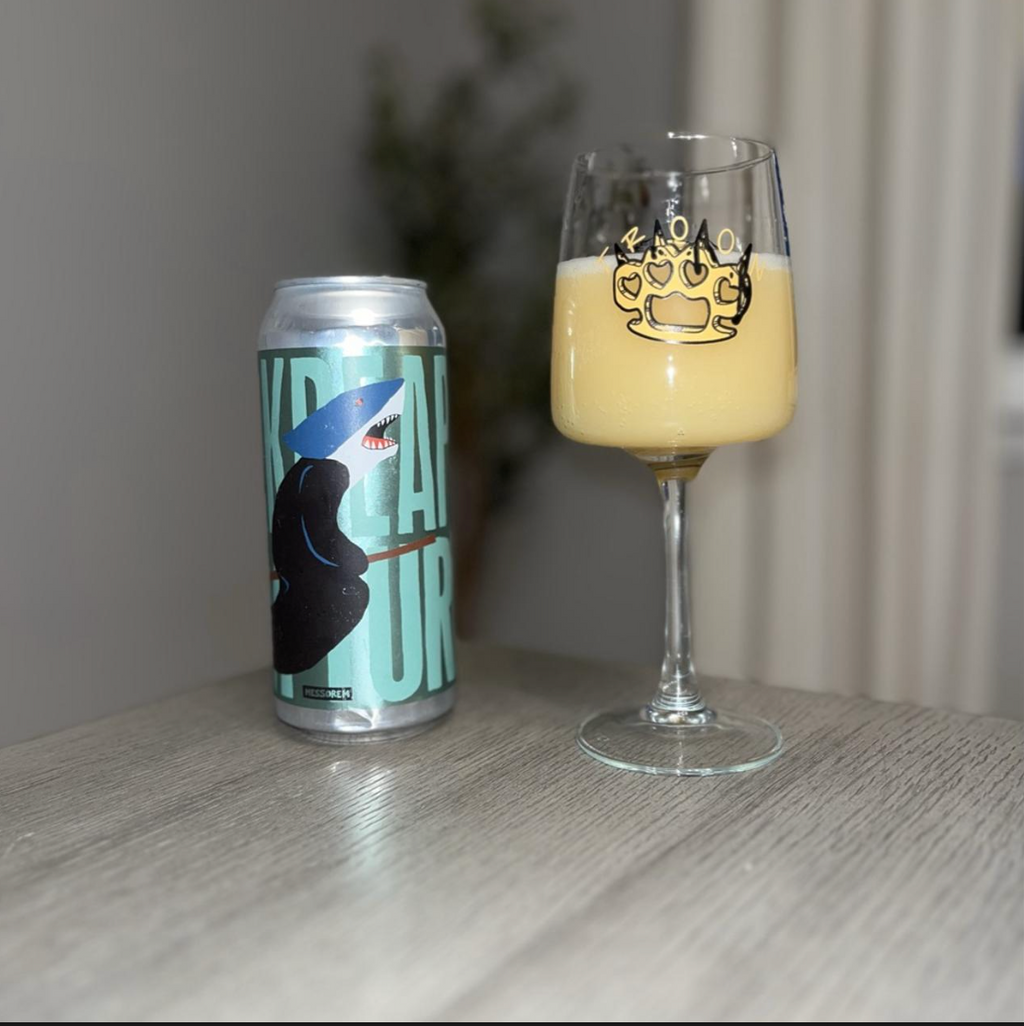 Messorem x Bellwoods – Sharkreaper XTRM TURBO

ABV: 8,0 % | Stil: Imperial / Double New England IPA | Untappd: 4,31

En intens og moderne hazy DIPA fra Messorem, brygget som et collab med Bellwoods Brewery. Øllen er pakket med avancerede humleprodukter som Citra (T90, Dynaboost &amp; Hyperboost) samt Peacherine, Superdelic og Loral, hvilket giver en ekstremt aromatisk og lagdelt profil