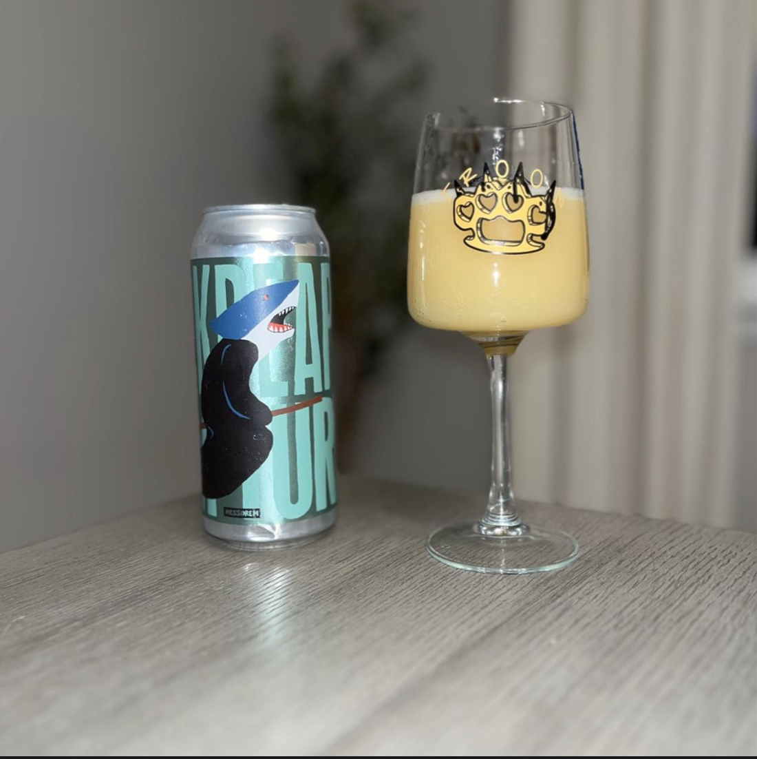 Messorem x Bellwoods – Sharkreaper XTRM TURBO

ABV: 8,0 % | Stil: Imperial / Double New England IPA | Untappd: 4,31

En intens og moderne hazy DIPA fra Messorem, brygget som et collab med Bellwoods Brewery. Øllen er pakket med avancerede humleprodukter som Citra (T90, Dynaboost &amp; Hyperboost) samt Peacherine, Superdelic og Loral, hvilket giver en ekstremt aromatisk og lagdelt profil