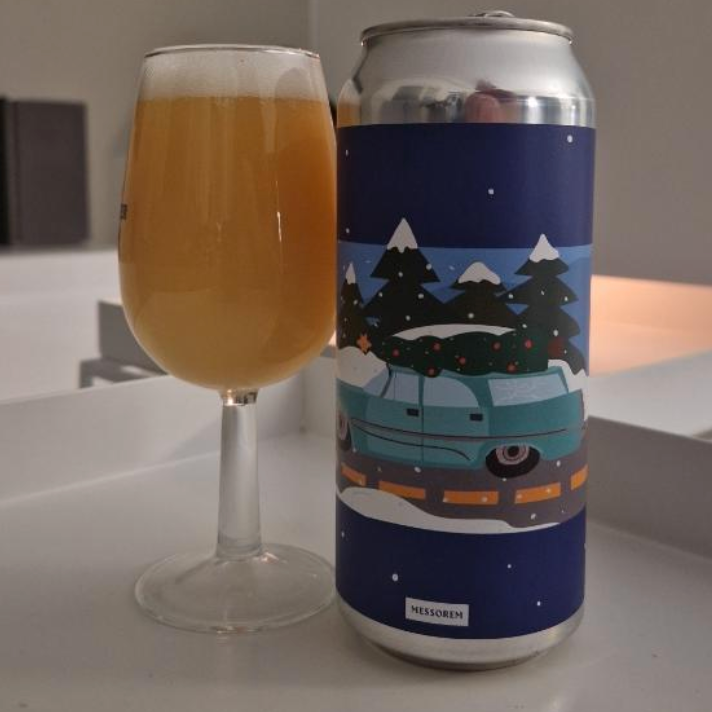 Messorem x Brasserie du Bas-Canada – Aussi Green, Plus De Hops, Aussi Cher
ABV: 8,0 % | Stil: Imperial / Double New England / Hazy IPA | Untappd: 4,38

En saftig og aromatisk dobbel NEIPA skabt i samarbejde mellem Messorem og Brasserie du Bas-Canada, hvor tropiske frugtnuancer og en rund humleprofil går hånd i hånd for et balanceret og frugtdrevet udtryk.