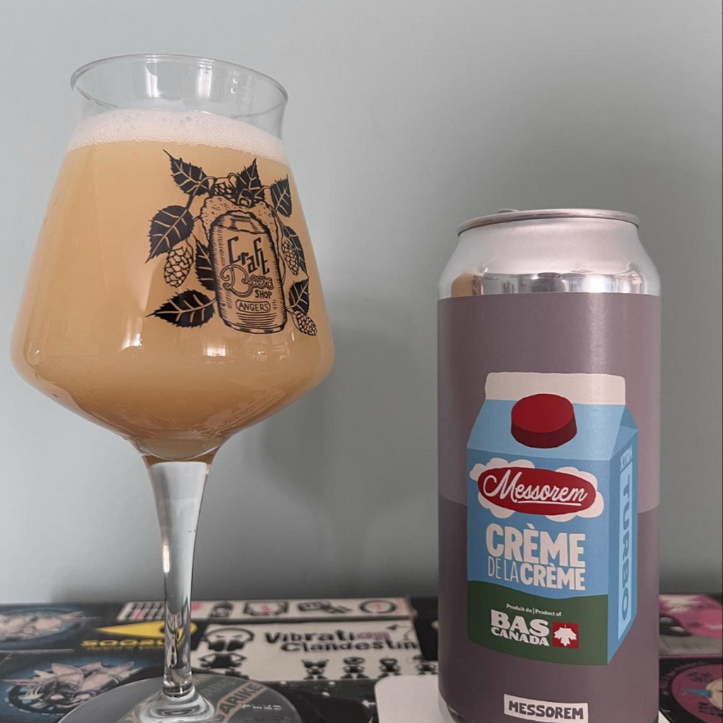 Messorem x Brasserie du Bas-Canada – Crème De La Crème

ABV: 8,5 % | Stil: Double New England IPA | Untappd: 4,34

Et samarbejde mellem to af Canadas absolutte mastodonter inden for hazy IPA'er. Crème De La Crème er brygget med Peacharine, Waimea, Nelson Sauvin, Citra og Citra Hyperboost, hvilket skaber en eksplosiv DIPA fyldt med tropisk frugt, citrus og den karakteristiske New Zealand-karakter fra Nelson og Peacharine.