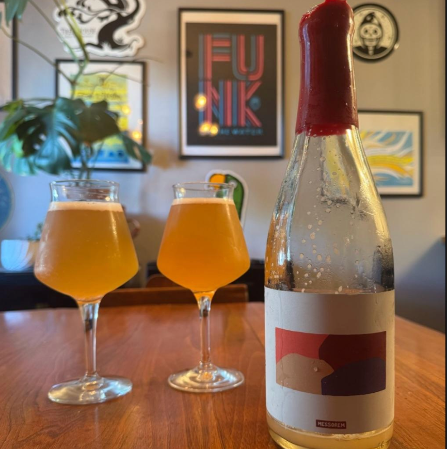 Messorem x Burdock Brewery – Tempus Prunorum

ABV: 6 % | Stil: Farmhouse Ale | Untappd: 4,10

Tempus Prunorum er et elegant samarbejde mellem Messorem og Burdock Brewery. Øllen er skabt som et blend af fadlagrede saisons, hvortil der er tilsat lokale blommer. Resultatet er en kompleks og raffineret farmhouse ale, hvor frugt, fadlagring og den klassiske saison-karakter smelter sammen i en imponerende harmonisk helhed.