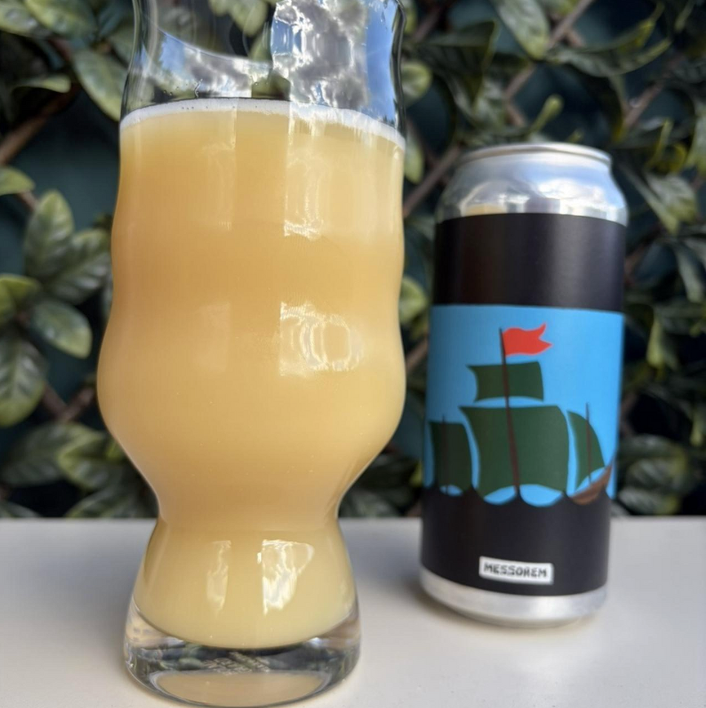 Messorem x Mast Landing Brewing Co. – Couler Sous Les Flots

ABV: 8,0 % | Stil: Imperial / Double New England / Hazy IPA | Untappd: 4,31

Couler Sous Les Flots er et saftigt samarbejde mellem canadiske Messorem og amerikanske Mast Landing. Her er der skruet godt op for humlen med Motueka, Motueka Hyperboost, El Dorado, Citra og Citra Cryo. En potent kombination, der giver masser af frisk citrus, tropisk frugt og moden stenfrugt.