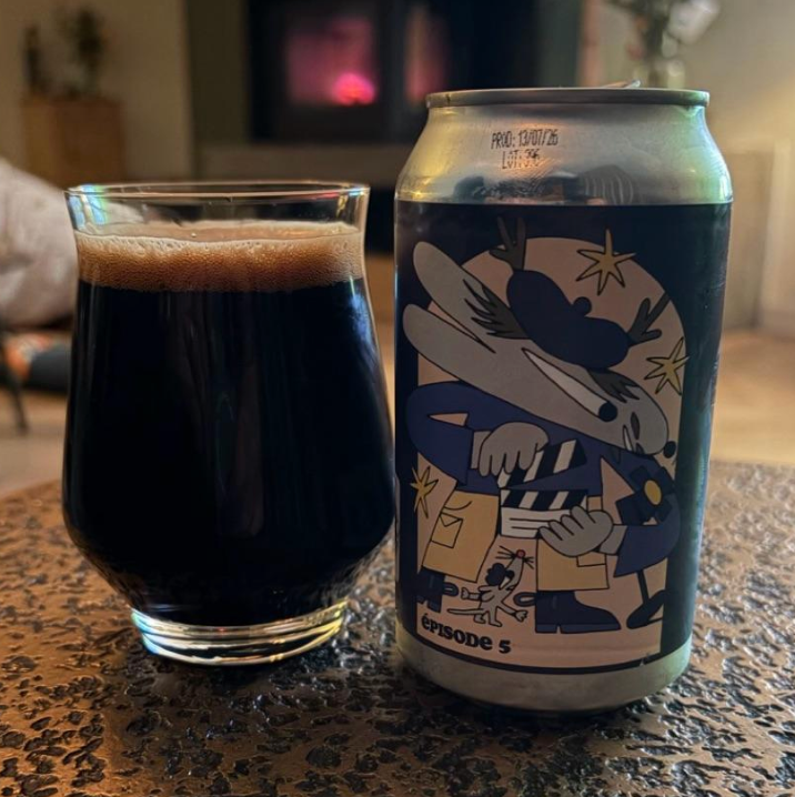 Microbrasserie Jackalhop × Brasserie du Bas-Canada × Nano Cinco × Counterpart Brewing – Épisode 5

ABV: 11,9 % | Stil: Imperial / Double Pastry Stout – Barrel Aged | Untappd: 4,15

Épisode 5 er en imponerende og dessertinspireret fadlagret Imperial Stout fra canadiske Microbrasserie Jackalhop i Plessisville, Québec. Øllen er resultatet af et ambitiøst samarbejde mellem hele fire canadiske bryggerier: Jackalhop, Brasserie du Bas-Canada, Nano Cinco og Counterpart Brewing.

Her har bryggerierne forenet deres e