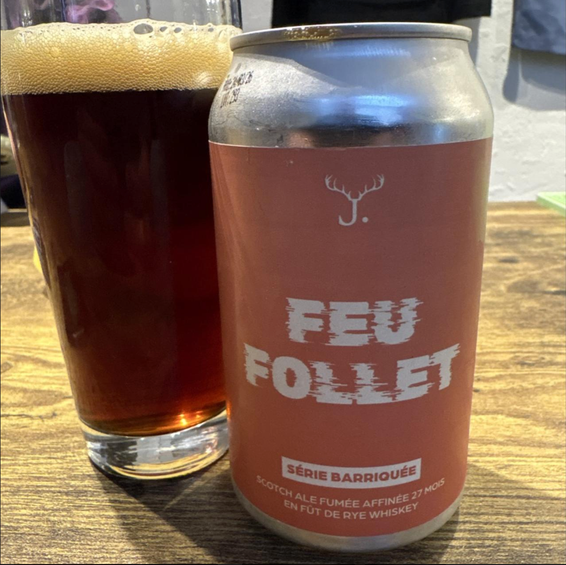 Microbrasserie Jackalhop – Feu Follet

ABV: 11,0 % | Stil: Scotch Ale / Wee Heavy | Untappd: 4,10

Feu Follet er en imponerende fadlagret Scotch Ale fra canadiske Jackalhop. Øllen er brygget som en røget Scotch Ale og lagret 12 måneder på cognacfade, hvilket giver et dybt og komplekst udtryk, hvor malt, røg og fad smelter sammen i flot balance.