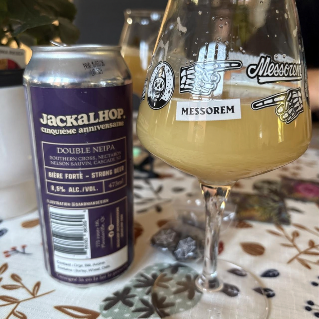 Microbrasserie Jackalhop × Messorem × Brasserie Sir John Brewing Co. × Bad Bones – Le Fameux Chiffre Magique

ABV: 8,5 % | Stil: Imperial / Double New England / Hazy IPA | Untappd: 4,22

Le Fameux Chiffre Magique er en kraftig og humlemættet Double New England IPA fra canadiske Microbrasserie Jackalhop i Plessisville, Québec. Øllen er resultatet af et ambitiøst samarbejde mellem fire canadiske bryggerier: Jackalhop, Messorem, Brasserie Sir John Brewing Co. og Bad Bones.

Her har bryggerierne forenet deres e