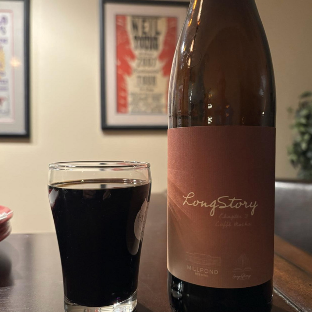 Millpond Brewing – LongStory: Chapter 3

ABV: 12,7 % | Stil: Barrel Aged Imperial Coffee Stout | Untappd: 4,38

LongStory: Chapter 3 er tredje kapitel i samarbejdet mellem Millpond Brewing og LongStory Coffee. Denne udgave er inspireret af en klassisk Caffè Mocha og består af en Imperial Stout, der har lagret mere end 15 måneder på bourbonfade, inden den er blevet konditioneret på fadlagret kaffe og tanzaniske kakaonibs. Resultatet er en imponerende stout, hvor kaffe, chokolade og bourbon smelter samm