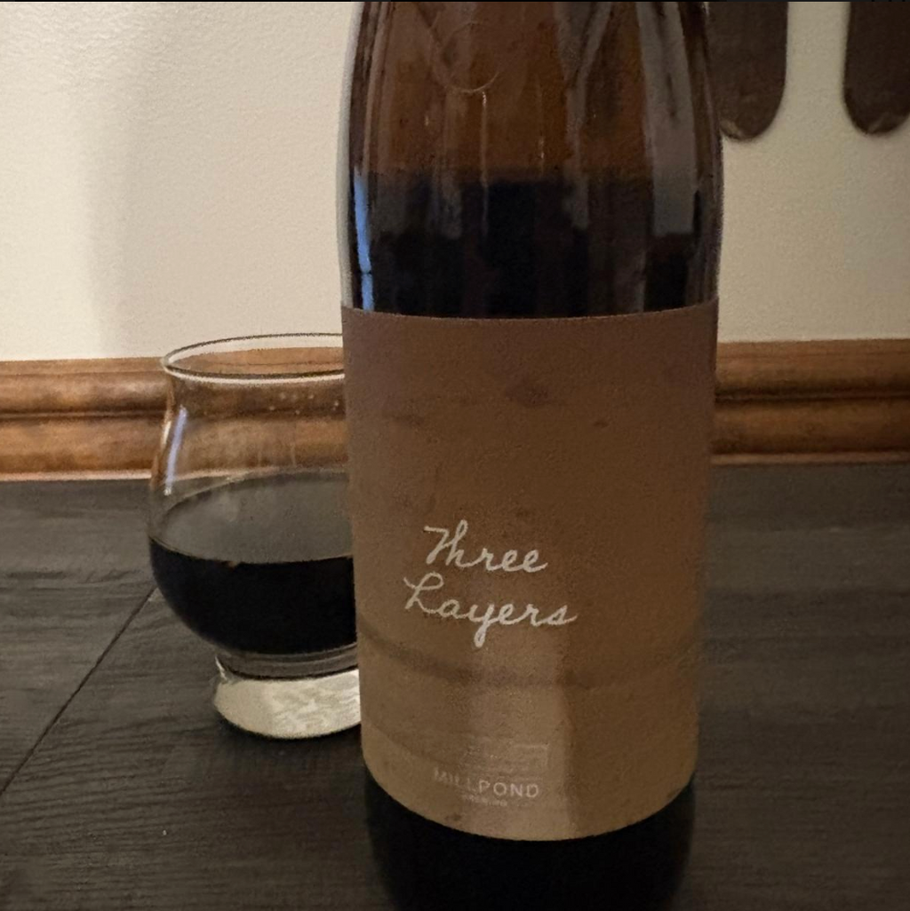 Millpond Brewing – Three Layers (2026)

ABV: 12,4 % | Stil: Barrel Aged Imperial Stout | Untappd: 4,43

Three Layers (2026) er en overdådig fadlagret Imperial Stout inspireret af klassisk tysk chokoladekage. Øllen er skabt som et blend af Imperial Stouts lagret 12 og 16 måneder på bourbonfade og efterfølgende konditioneret på ghanesiske kakaonibs, ristede kokosflager, Madagascar-vanilje og ristede pekannødder. Resultatet er en kompleks dessertstout med imponerende dybde og balance.