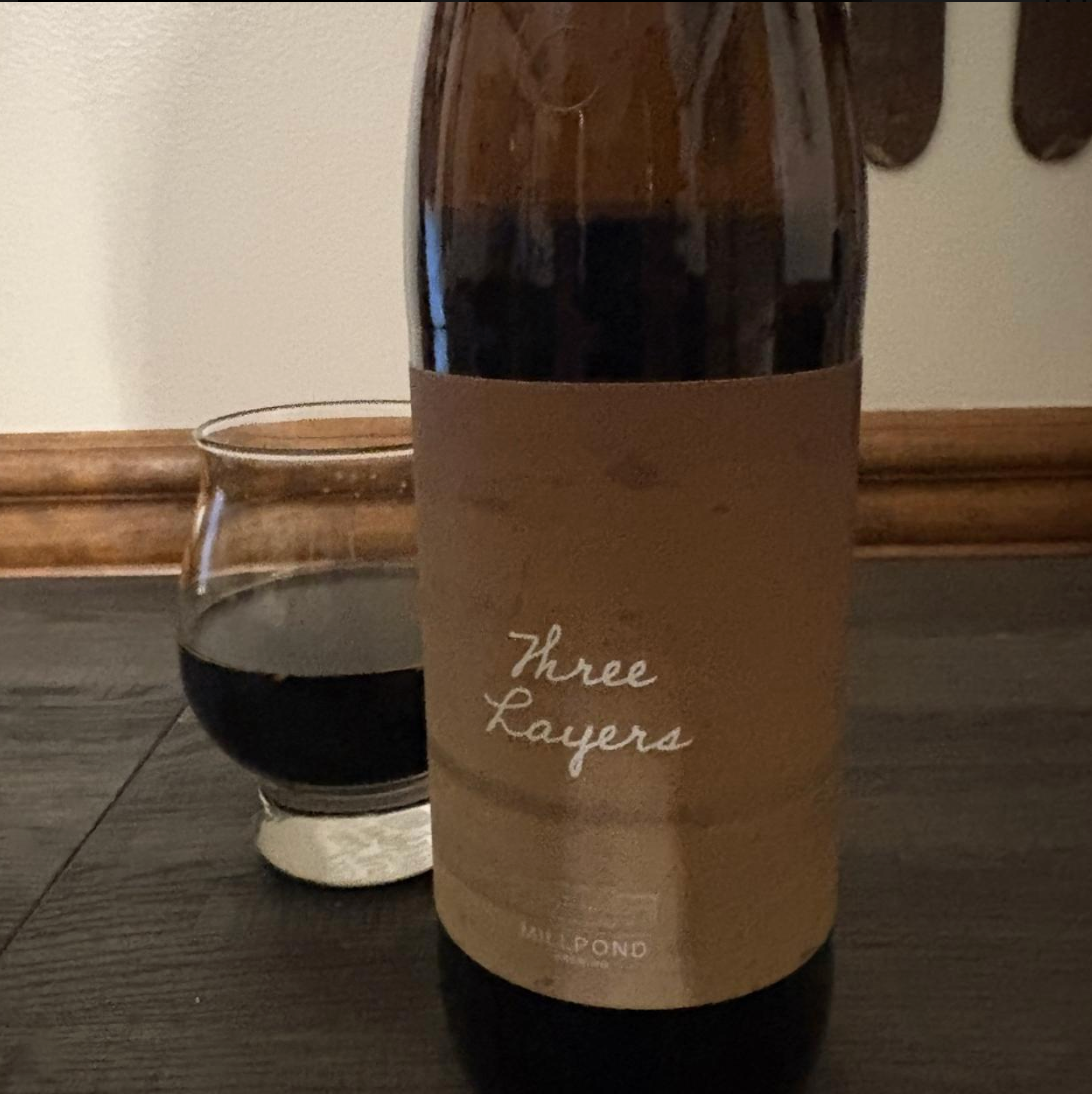 Millpond Brewing – Three Layers (2026)

ABV: 12,4 % | Stil: Barrel Aged Imperial Stout | Untappd: 4,43

Three Layers (2026) er en overdådig fadlagret Imperial Stout inspireret af klassisk tysk chokoladekage. Øllen er skabt som et blend af Imperial Stouts lagret 12 og 16 måneder på bourbonfade og efterfølgende konditioneret på ghanesiske kakaonibs, ristede kokosflager, Madagascar-vanilje og ristede pekannødder. Resultatet er en kompleks dessertstout med imponerende dybde og balance.