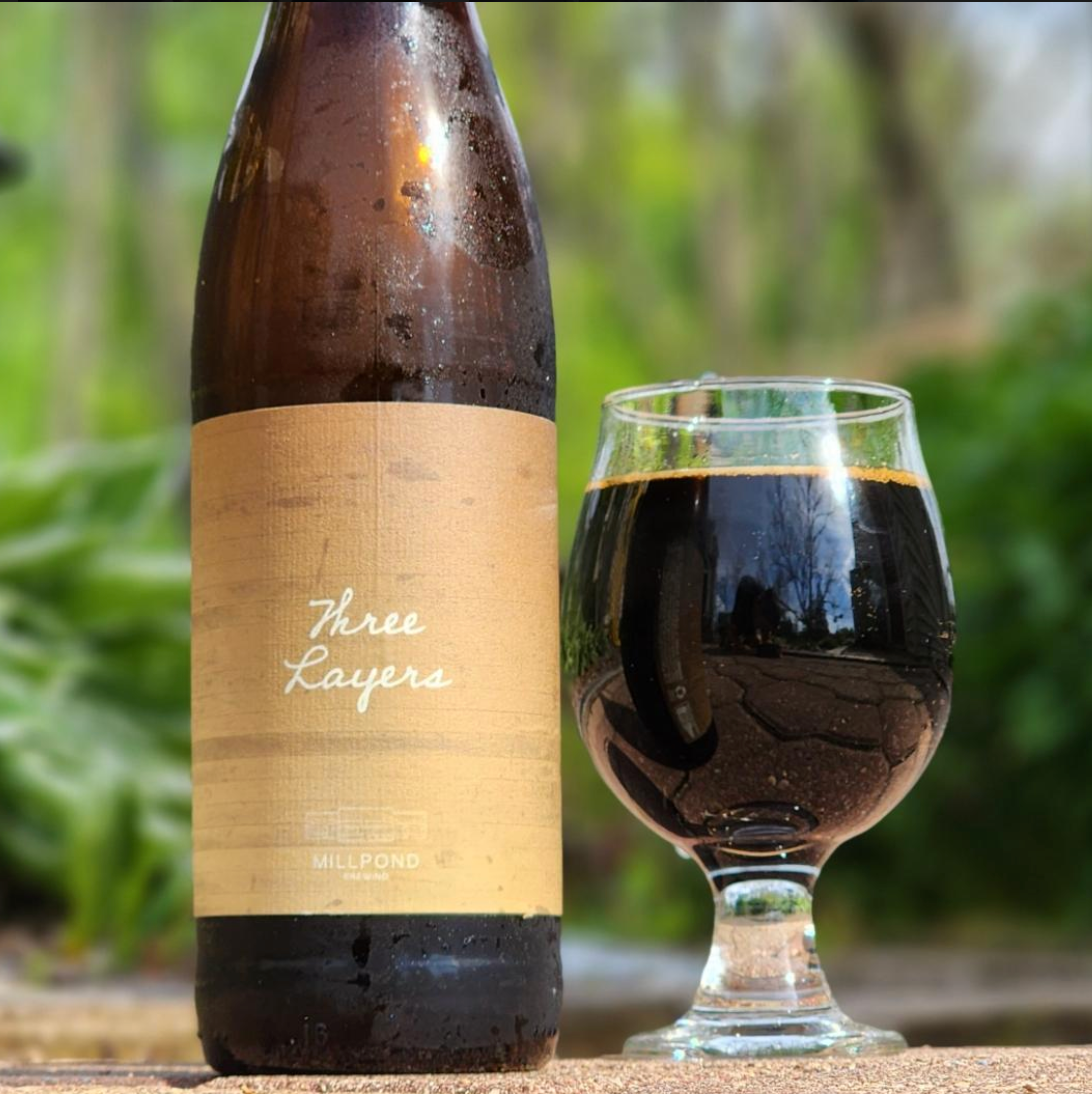Millpond Brewing – Three Layers (2026)

ABV: 12,4 % | Stil: Barrel Aged Imperial Stout | Untappd: 4,43

Three Layers (2026) er en overdådig fadlagret Imperial Stout inspireret af klassisk tysk chokoladekage. Øllen er skabt som et blend af Imperial Stouts lagret 12 og 16 måneder på bourbonfade og efterfølgende konditioneret på ghanesiske kakaonibs, ristede kokosflager, Madagascar-vanilje og ristede pekannødder. Resultatet er en kompleks dessertstout med imponerende dybde og balance.