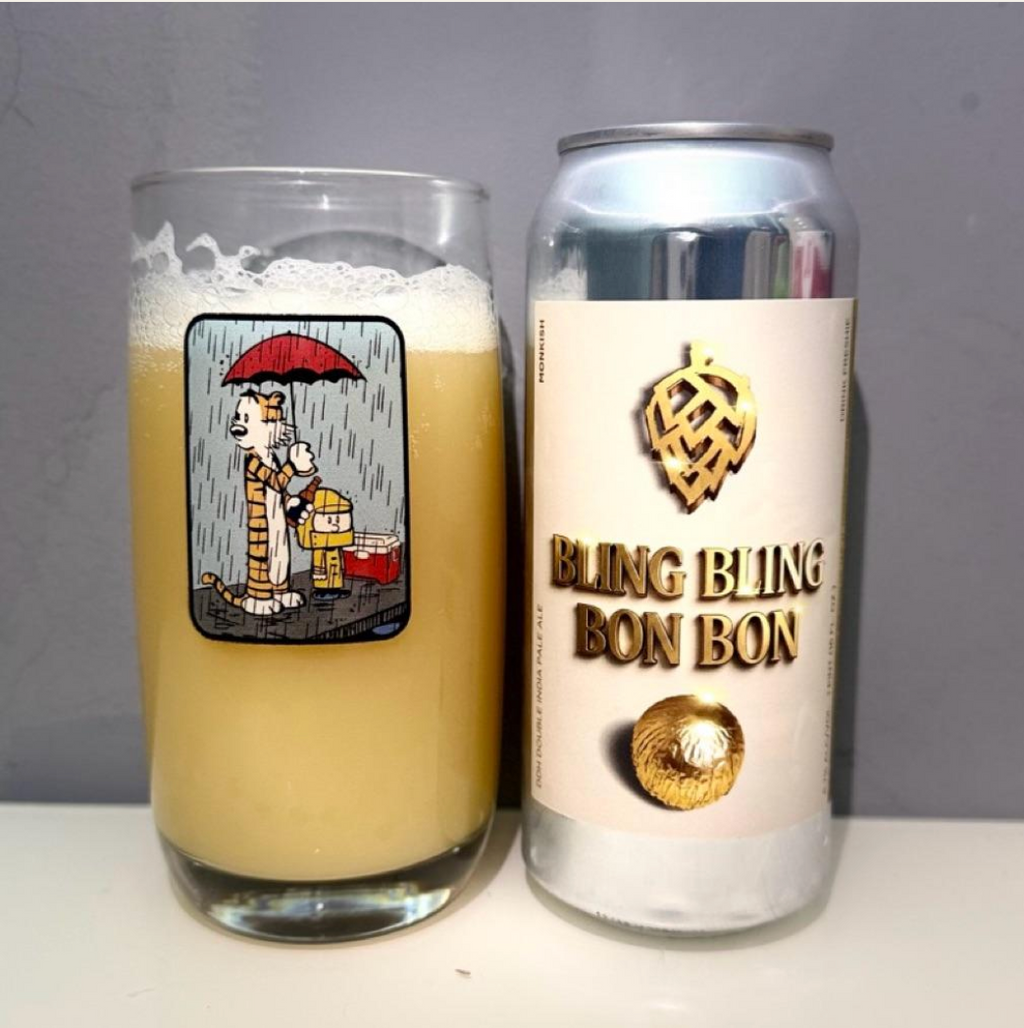 Monkish Brewing Co. – Bling Bling Bon Bon
ABV: 8,7 % | Stil: Double New England IPA | Untappd: 4,39

Bling Bling Bon Bon er en saftig og tropisk Double IPA, hvor aromaer af frugt og humle spiller sammen i en blød, fyldig og rund krop, der gør øllen både kraftfuld og letdrikkelig.
