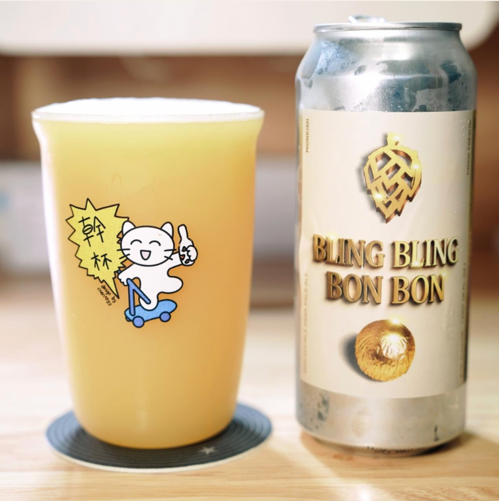 Monkish Brewing Co. – Bling Bling Bon Bon
ABV: 8,7 % | Stil: Double New England IPA | Untappd: 4,39

Bling Bling Bon Bon er en saftig og tropisk Double IPA, hvor aromaer af frugt og humle spiller sammen i en blød, fyldig og rund krop, der gør øllen både kraftfuld og letdrikkelig.