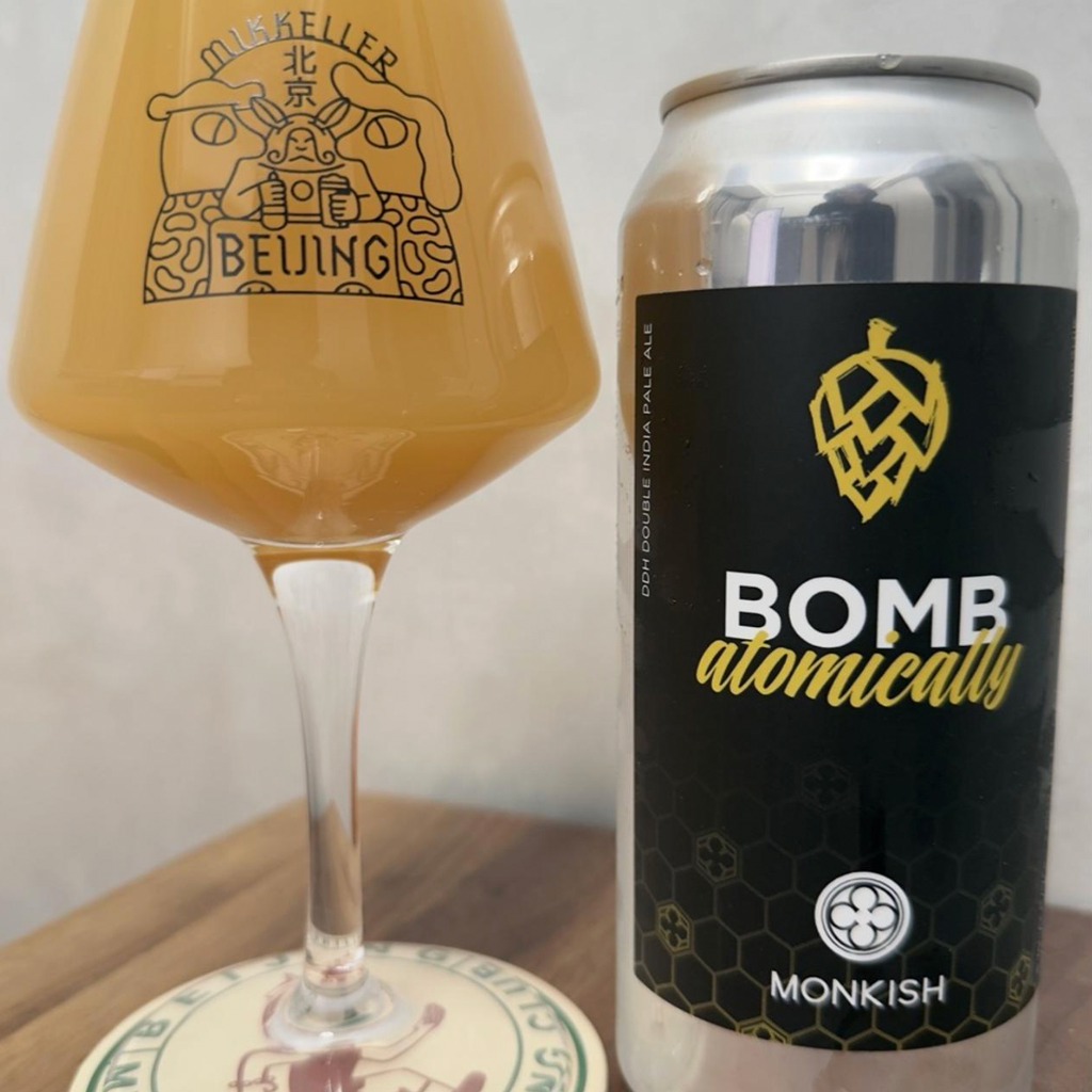 Monkish Brewing Co. – Bomb Atomically
ABV: 8,3 % | Stil: Double IPA | Untappd: 4,42

Bomb Atomically er en kraftfuld og saftig double IPA, hvor humleprofilen er intens og tropisk, men samtidig balanceret og indbydende.