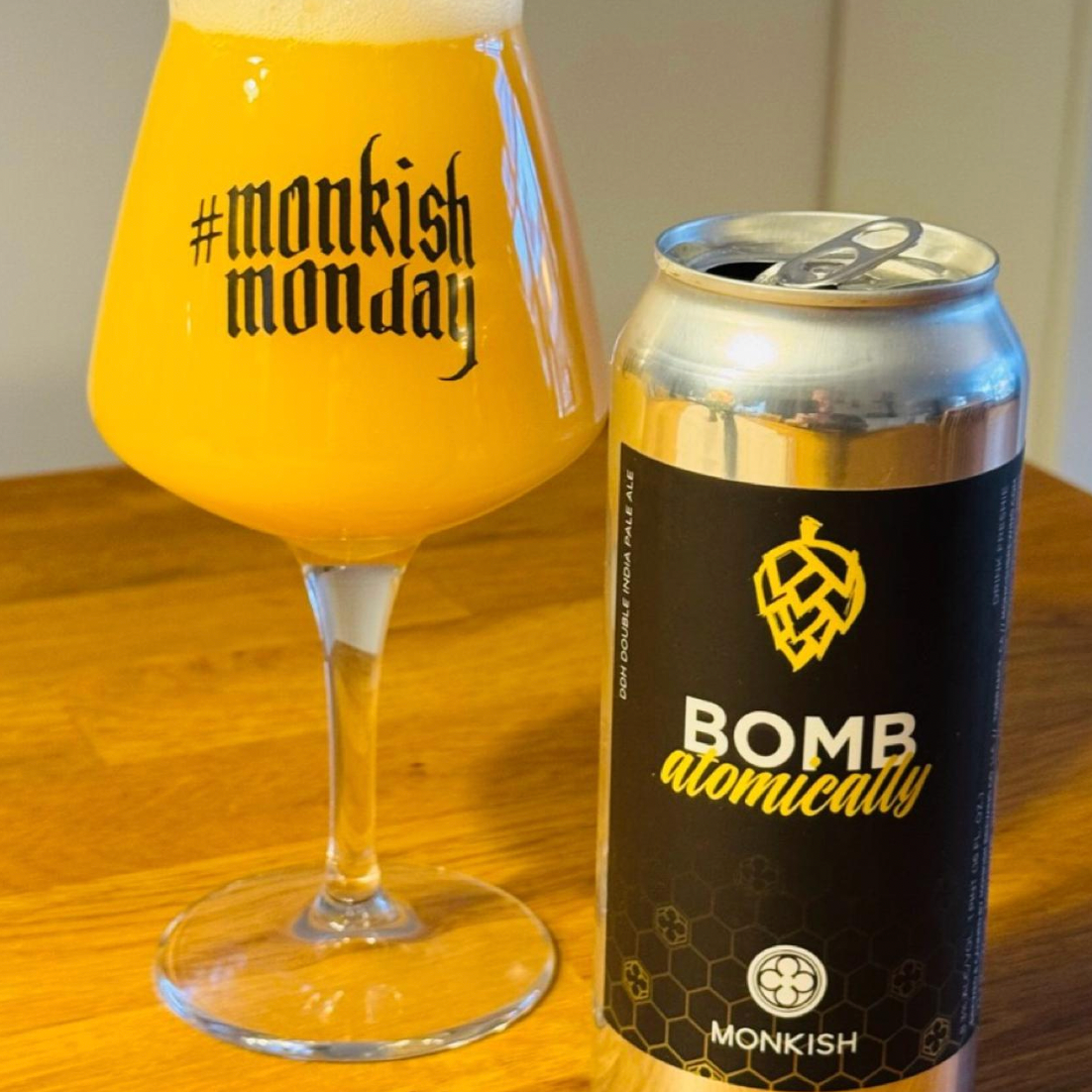 Monkish Brewing Co. – Bomb Atomically
ABV: 8,3 % | Stil: Double IPA | Untappd: 4,42

Bomb Atomically er en kraftfuld og saftig double IPA, hvor humleprofilen er intens og tropisk, men samtidig balanceret og indbydende.