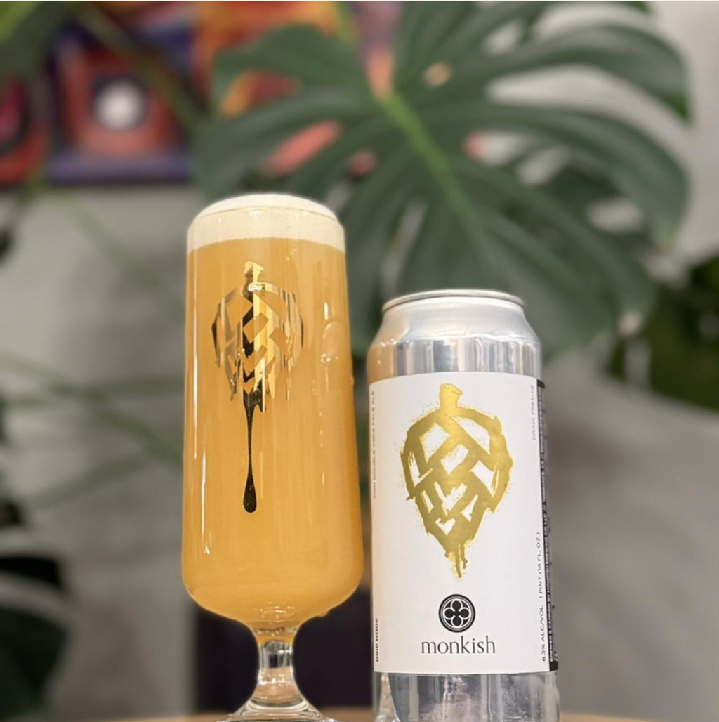 Monkish Brewing Co. – Drip Mode
ABV: 8,6 % | Stil: Double New England IPA | Untappd: 4,43

Drip Mode er en saftig og frugtrig Double New England IPA, hvor Monkish har skruet op for aromaerne uden at gå på kompromis med balance og drikkelighed, en humleoplevelse, der både er intens og elegant.