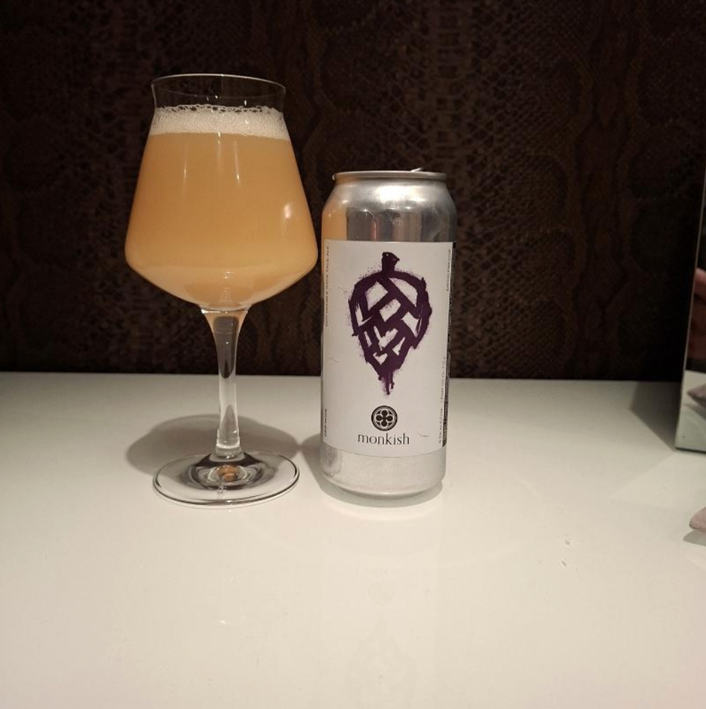 Monkish Brewing Co. – Drip Mode
ABV: 8,6 % | Stil: Double New England IPA | Untappd: 4,43

Drip Mode er en saftig og frugtrig Double New England IPA, hvor Monkish har skruet op for aromaerne uden at gå på kompromis med balance og drikkelighed, en humleoplevelse, der både er intens og elegant.