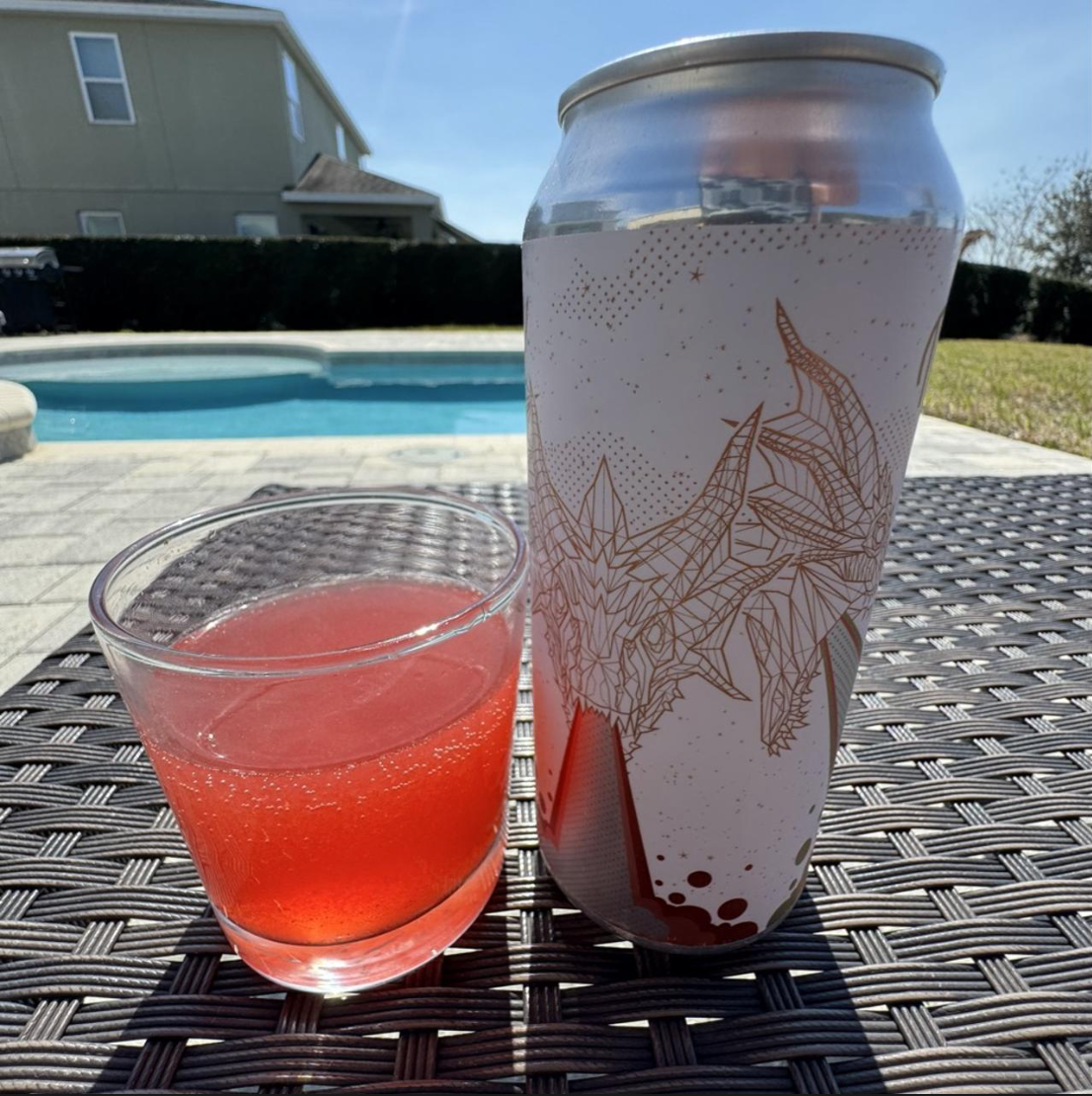 Mortalis Brewing Company – DemiHydra: Strawberry + Kiwi + Watermelon
ABV: 5,0 % | Stil: Fruited Sour / Smoothie Sour | Untappd: 4,29

En lettere og mere frisk version af Mortalis’ populære Hydra-serie. DemiHydra-udgaverne har lavere alkohol og en lettere krop, men stadig masser af frugt. Denne version kombinerer jordbær, kiwi og vandmelon i en saftig og letdrikkelig sour.