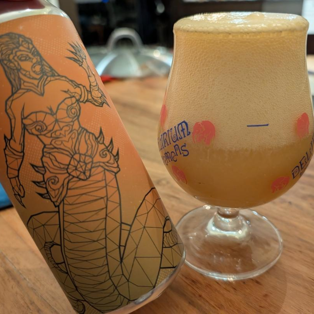 Mortalis Brewing Company – Echidna
ABV: 7,0 % | Untappd: 4,39

Echidna leverer en tæt, fyldig og overvældende frugtdrevet smoothie-oplevelse, hvor Mortalis’ signaturstil virkelig skinner igennem.