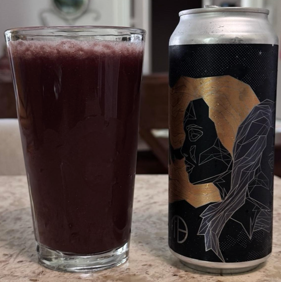 Mortalis Brewing Company – Gemini: Blueberry, Pineapple & Glazed Donut

ABV: 7,0 % | Stil: Smoothie / Pastry Sour | Untappd: 4,26

En voldsom og dessertagtig smoothie sour fra Mortalis Brewing Company, brygget som en del af deres Gemini-serie, hvor kontrasterende frugter kombineres med søde adjuncts i små batches

Denne version er brygget med blåbær, ananas og glazed donut, hvilket giver en unik kombination af frugt og bagværk.