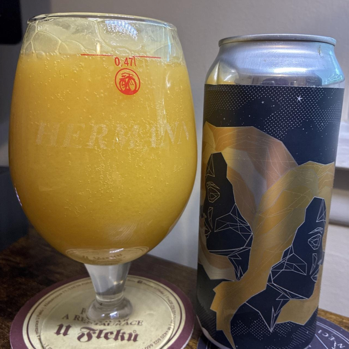 Mortalis Brewing Company – Gemini | Mango Pina Colada

ABV: 7,0 % | Stil: Smoothie / Pastry Sour | Untappd: 4,42

Gemini | Mango Pina Colada er Mortalis' tropiske fortolkning af den klassiske Piña Colada, bare med et ekstra skud mango. Mango, ananas og kokos bliver blendet sammen i en tyk og frugtmættet smoothie sour, hvor tropisk sødme, frisk syrlighed og cremet kokos går hånd i hånd.