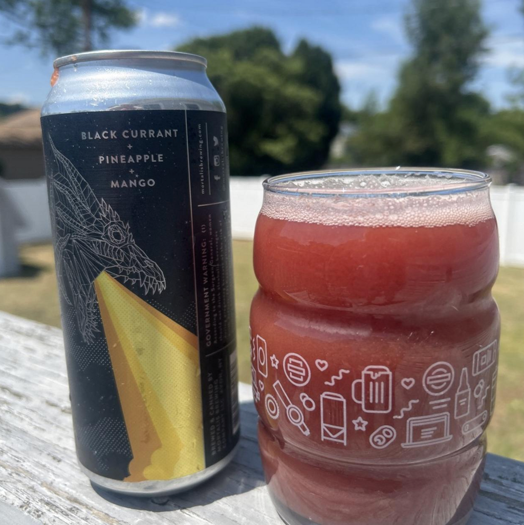 Mortalis Brewing Company – Hydra | Black Currant + Pineapple + Mango

ABV: 7 % | Stil: Smoothie Pastry Sour | Untappd: 4,40

Hydra | Black Currant + Pineapple + Mango er endnu et frugtmonster fra Mortalis' ikoniske Hydra-serie. Her kombineres solbær, ananas og mango i en tyk, smoothie-lignende sour, hvor sødme, syrlighed og cremet mundfølelse går op i en højere enhed. Resultatet er en intens og utrolig frugtig øl, der nærmest minder om en frisklavet tropisk smoothie.