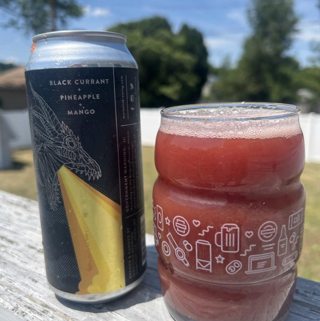 Mortalis Brewing Company – Hydra | Black Currant + Pineapple + Mango

ABV: 7 % | Stil: Smoothie Pastry Sour | Untappd: 4,40

Hydra | Black Currant + Pineapple + Mango er endnu et frugtmonster fra Mortalis' ikoniske Hydra-serie. Her kombineres solbær, ananas og mango i en tyk, smoothie-lignende sour, hvor sødme, syrlighed og cremet mundfølelse går op i en højere enhed. Resultatet er en intens og utrolig frugtig øl, der nærmest minder om en frisklavet tropisk smoothie.