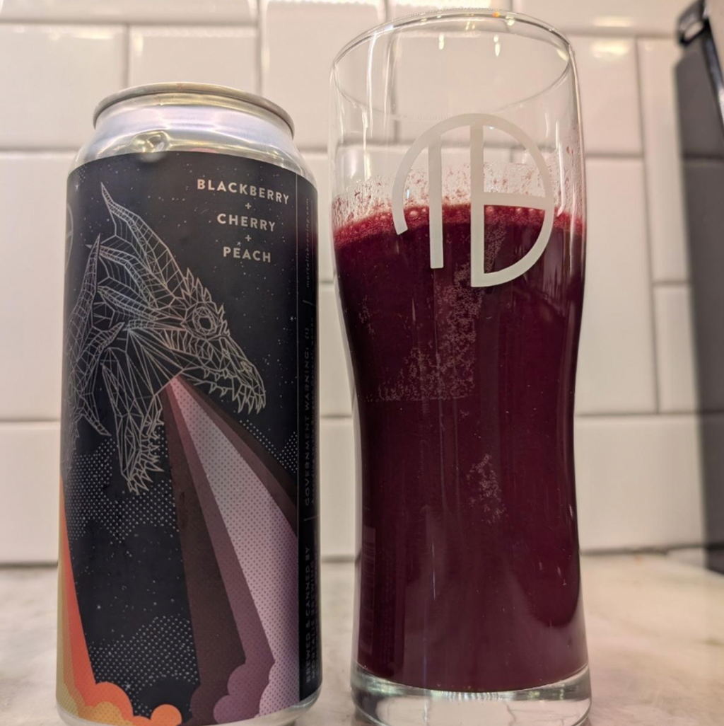 Mortalis Brewing Company – Hydra (Blackberry Cherry Peach)
ABV: 7,0 % | Untappd: 4,35

Hydra (Blackberry Cherry Peach) er en intens og cremet smoothie sour, hvor Mortalis kombinerer tre frugter til en dyb, saftig og harmonisk frugtoplevelse.