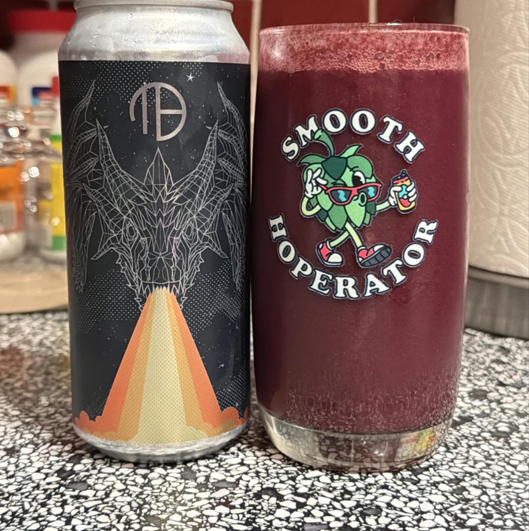Mortalis Brewing Company – Hydra (Blackberry Cherry Peach)
ABV: 7,0 % | Untappd: 4,35

Hydra (Blackberry Cherry Peach) er en intens og cremet smoothie sour, hvor Mortalis kombinerer tre frugter til en dyb, saftig og harmonisk frugtoplevelse.