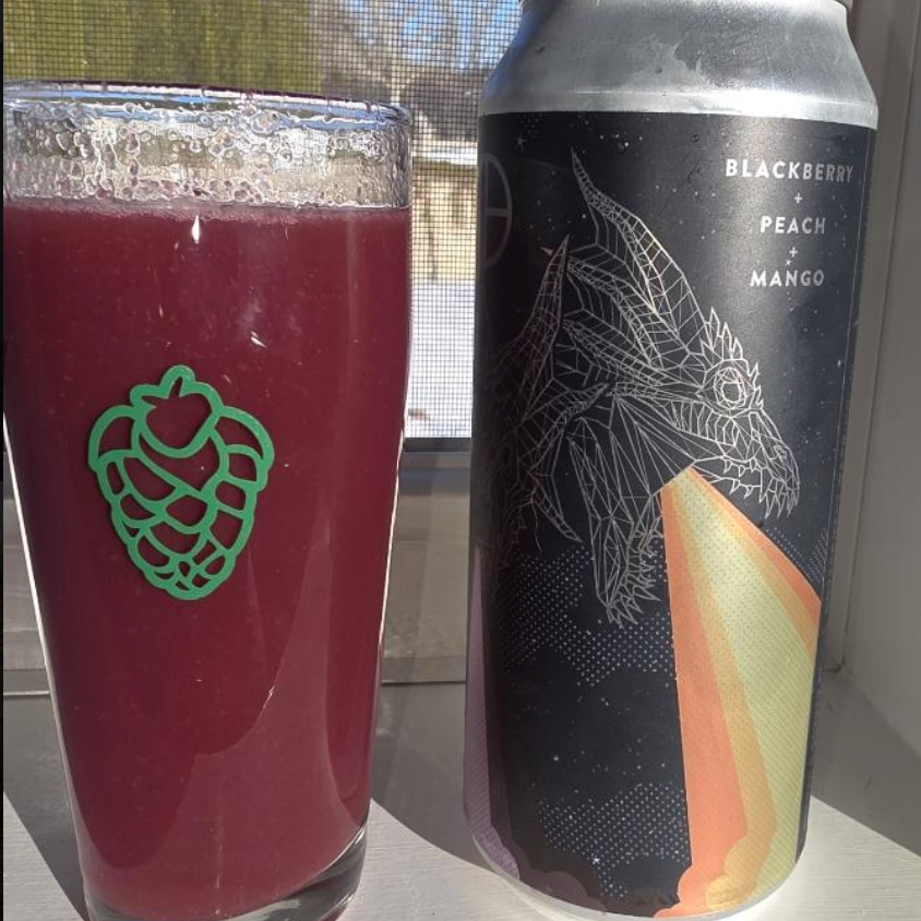 Mortalis Brewing Company – Hydra | Blackberry + Peach + Mango
ABV: 7,0 % | Stil: Smoothie / Pastry Sour | Untappd: 4,40

En intens og frugtfyldt smoothie sour fra Mortalis Brewing Company, hvor tre kraftige frugter smelter sammen i en tyk, næsten smoothie-agtig sour med både sødme og syrlig friskhed.