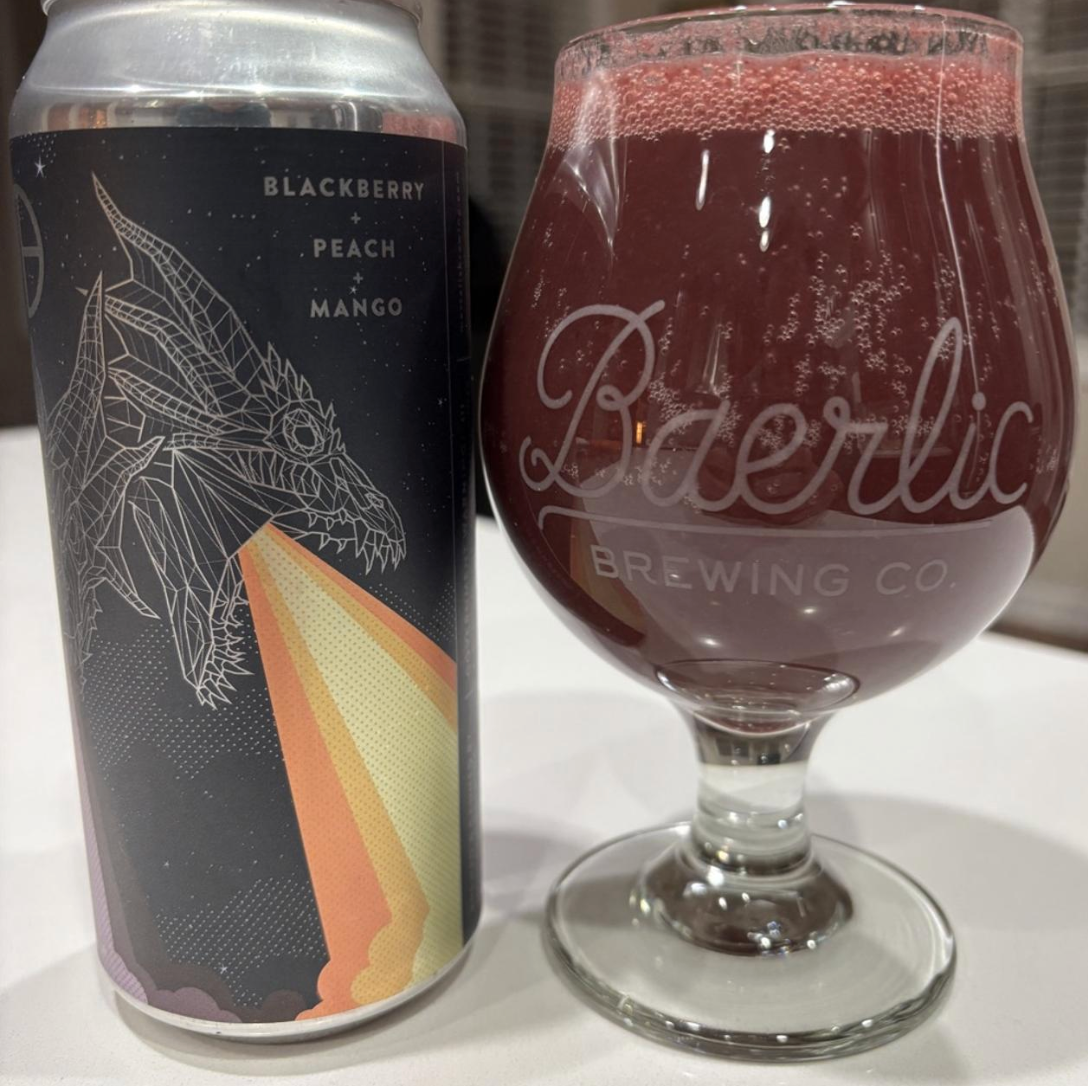 Mortalis Brewing Company – Hydra | Blackberry + Peach + Mango
ABV: 7,0 % | Stil: Smoothie / Pastry Sour | Untappd: 4,40

En intens og frugtfyldt smoothie sour fra Mortalis Brewing Company, hvor tre kraftige frugter smelter sammen i en tyk, næsten smoothie-agtig sour med både sødme og syrlig friskhed.