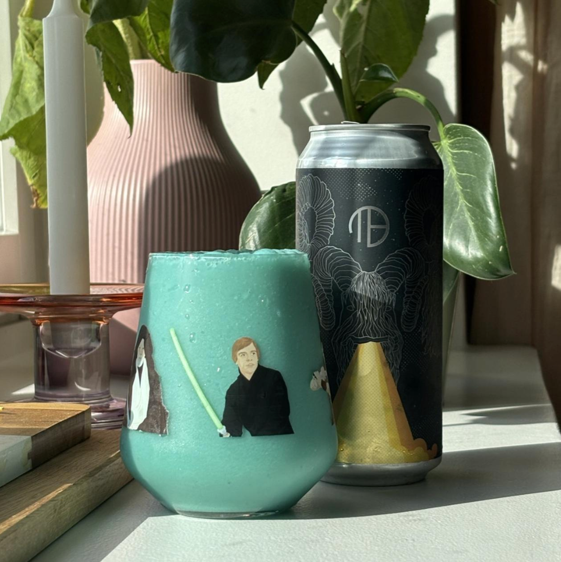 Mortalis Brewing Company – Hydra | Blue Milk

ABV: 7 % | Stil: Smoothie Pastry Sour | Untappd: 4,38

Hydra | Blue Milk er Mortalis' hyldest til den ikoniske blå mælk fra Star Wars-universet. Bryggeriet har kombineret blå hindbær, jordbær, ananas, kokos og fløde i en fyldig smoothie sour, der både er syrlig, cremet og dessertagtig. Resultatet er en af de mest unikke udgaver i den populære Hydra-serie.