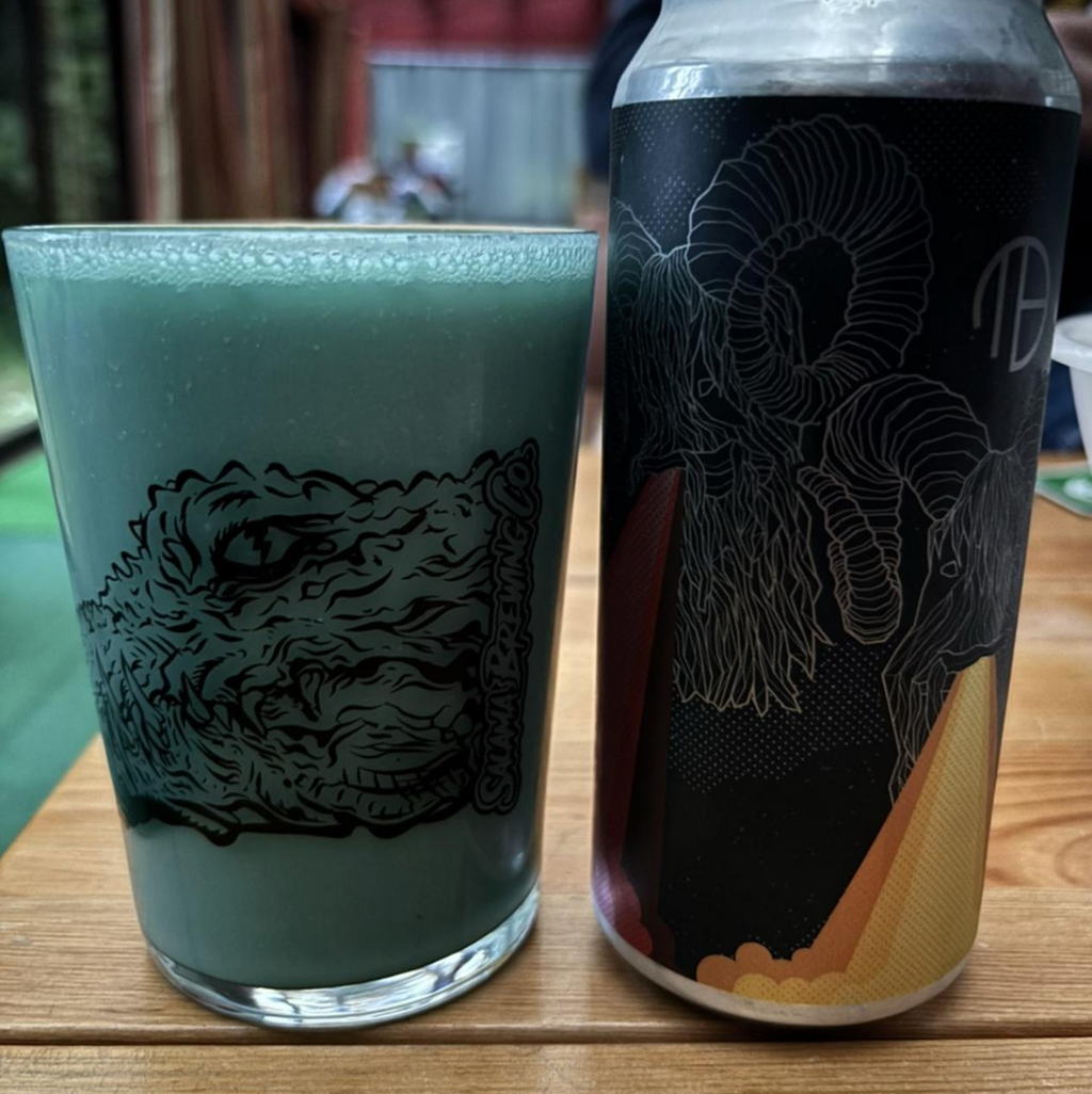 Mortalis Brewing Company – Hydra | Blue Milk

ABV: 7 % | Stil: Smoothie Pastry Sour | Untappd: 4,38

Hydra | Blue Milk er Mortalis' hyldest til den ikoniske blå mælk fra Star Wars-universet. Bryggeriet har kombineret blå hindbær, jordbær, ananas, kokos og fløde i en fyldig smoothie sour, der både er syrlig, cremet og dessertagtig. Resultatet er en af de mest unikke udgaver i den populære Hydra-serie.