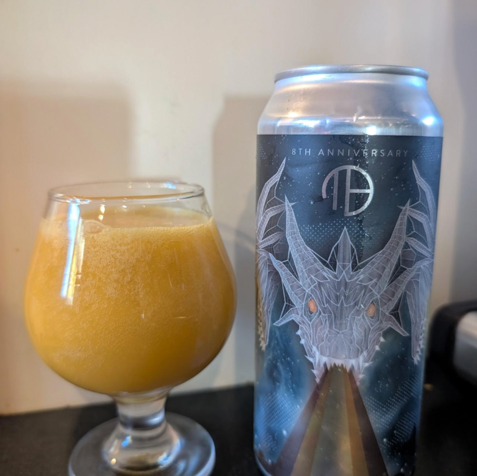 Mortalis Brewing Company – Hydra | Elysium

ABV: 7,0 % | Stil: Smoothie / Pastry Sour | Untappd: 4,41

Hydra | Elysium er en eksotisk og frugtmættet Smoothie Sour fra amerikanske Mortalis Brewing Company i New York. Øllen er brygget i anledning af bryggeriets 8-års jubilæum og er en del af deres populære Hydra-serie, der er kendt for intense frugtkombinationer og fyldige smagsoplevelser.

Denne jubilæumsudgave kombinerer passionsfrugt, mango, blodappelsin, ananas og kokoscreme i en tropisk frugtbombe med 7 