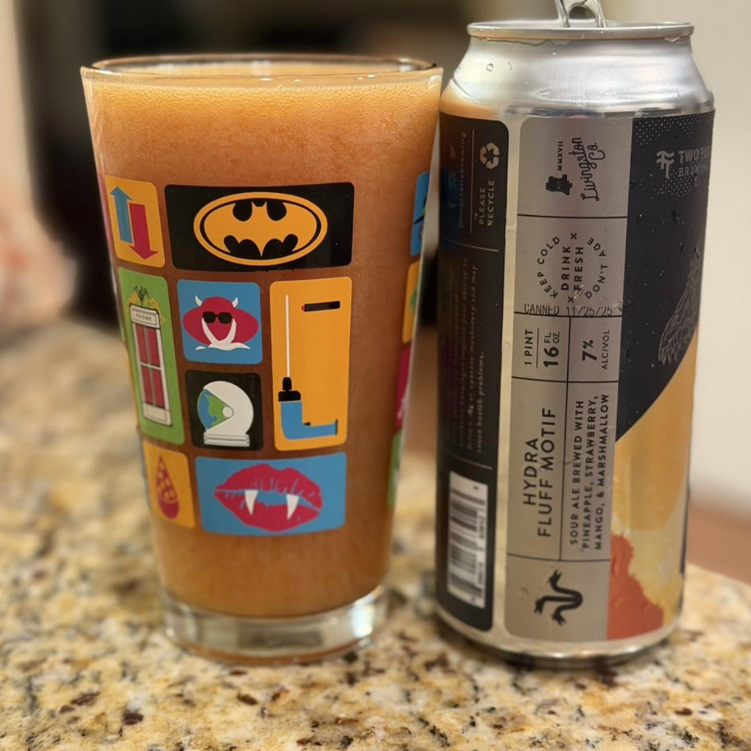 Mortalis Brewing Company – Hydra | Fluff Motif
ABV: 7,0 % | Stil: Smoothie / Pastry Sour | Untappd: 4,45

En massiv og dessertagtig smoothie sour fra Mortalis Brewing Company, brygget i samarbejde med Two Tides Brewing. Øllen er fyldt med frugt og marshmallow, som giver en tyk, næsten smoothie-agtig konsistens og et intenst frugtdrevet udtryk.
