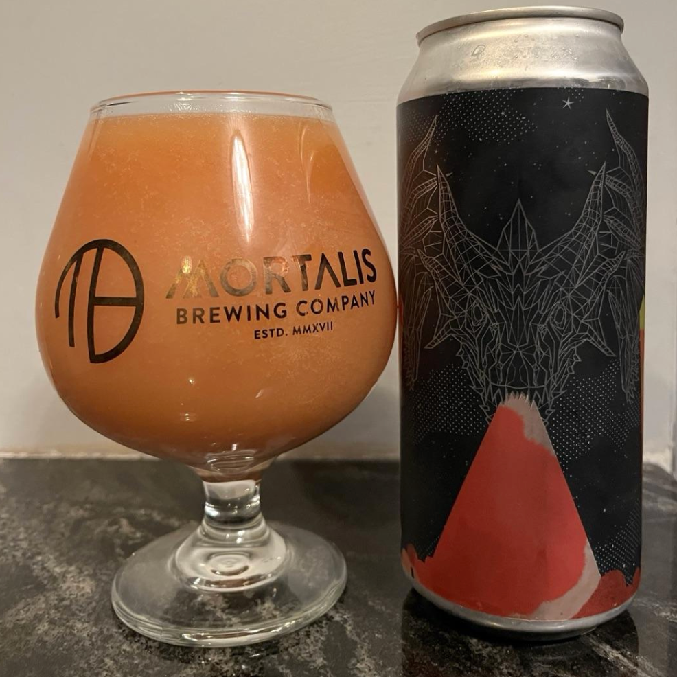 Mortalis Brewing Company – Hydra | Fluff Motif
ABV: 7,0 % | Stil: Smoothie / Pastry Sour | Untappd: 4,45

En massiv og dessertagtig smoothie sour fra Mortalis Brewing Company, brygget i samarbejde med Two Tides Brewing. Øllen er fyldt med frugt og marshmallow, som giver en tyk, næsten smoothie-agtig konsistens og et intenst frugtdrevet udtryk.