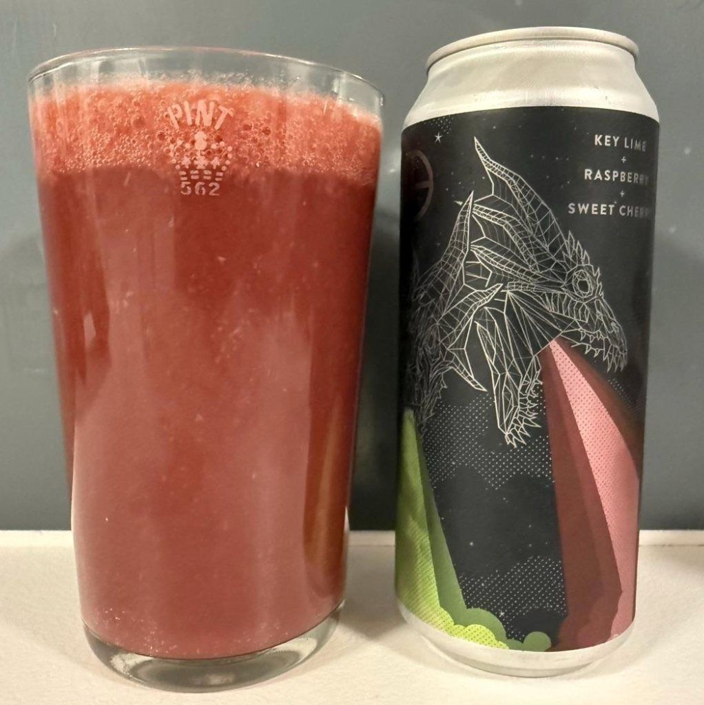 Mortalis Brewing Company – Hydra: Key Lime + Raspberry + Cherry
ABV: 7,0 % | Stil: Smoothie / Pastry Sour | Untappd: 4,41

En frugtintens smoothie sour fra Mortalis’ populære Hydra-serie, hvor syrlig citrus og røde bær smelter sammen i en fyldig og dessertagtig øl. Kombinationen af key lime, hindbær og søde kirsebær giver en kompleks balance mellem frisk syrlighed og moden frugt.