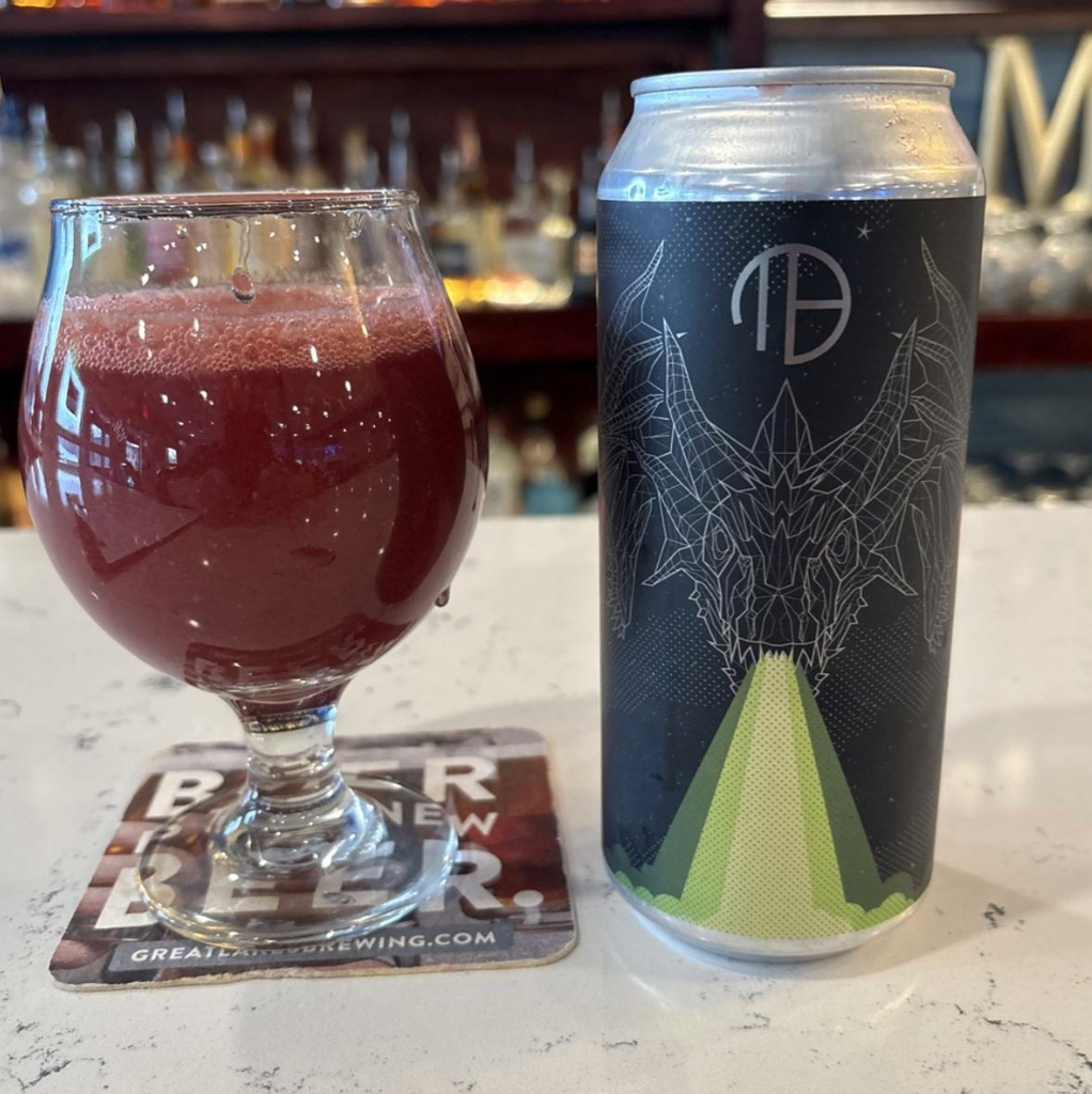 Mortalis Brewing Company – Hydra: Key Lime + Raspberry + Cherry
ABV: 7,0 % | Stil: Smoothie / Pastry Sour | Untappd: 4,41

En frugtintens smoothie sour fra Mortalis’ populære Hydra-serie, hvor syrlig citrus og røde bær smelter sammen i en fyldig og dessertagtig øl. Kombinationen af key lime, hindbær og søde kirsebær giver en kompleks balance mellem frisk syrlighed og moden frugt.