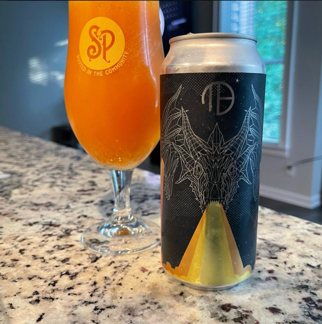 Mortalis Brewing Company – Hydra Papaya Peach Pineapple

ABV: 7,0 % | Stil: Fruited Sour | Untappd: 4,27

En tropisk udgave af Mortalis' populære Hydra-serie, hvor papaya, fersken og ananas er i centrum. Som mange andre Hydra-udgivelser er fokus på maksimal frugtintensitet og en tæt, smoothie-lignende oplevelse.