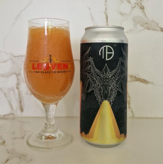 Mortalis Brewing Company – Hydra Papaya Peach Pineapple

ABV: 7,0 % | Stil: Fruited Sour | Untappd: 4,27

En tropisk udgave af Mortalis' populære Hydra-serie, hvor papaya, fersken og ananas er i centrum. Som mange andre Hydra-udgivelser er fokus på maksimal frugtintensitet og en tæt, smoothie-lignende oplevelse.