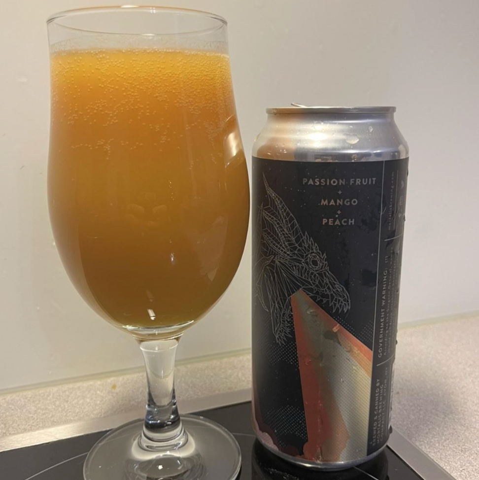 Mortalis Brewing Company – Hydra (Passion Fruit Mango Peach)
ABV: 7,0 % | Untappd: 4,4

Hydra (Passion Fruit Mango Peach) er en intens og silkeblød smoothie sour, hvor Mortalis samler tre tropiske frugter i en fyldig, saftig og perfekt afbalanceret frugtoplevelse.