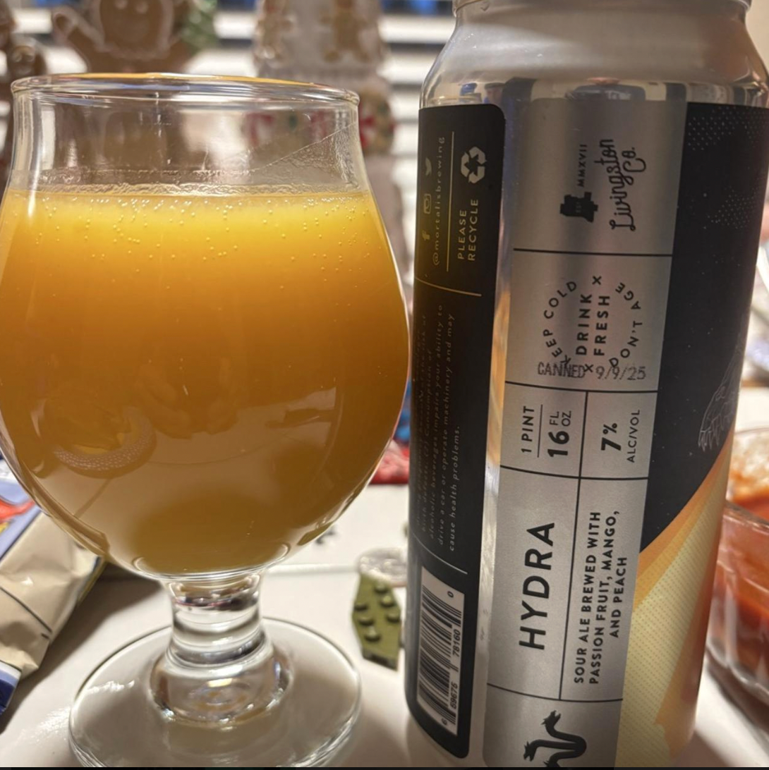 Mortalis Brewing Company – Hydra (Passion Fruit Mango Peach)
ABV: 7,0 % | Untappd: 4,4

Hydra (Passion Fruit Mango Peach) er en intens og silkeblød smoothie sour, hvor Mortalis samler tre tropiske frugter i en fyldig, saftig og perfekt afbalanceret frugtoplevelse.
