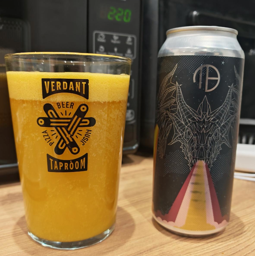Mortalis Brewing Company – Hydra: Passion Fruit + Pineapple + Coconut
ABV: 7,0 % | Stil: Smoothie / Pastry Sour | Untappd: 4,35

En tropisk og fyldig smoothie sour fra Mortalis’ Hydra-serie. Øllen er brygget med passionsfrugt, ananas og kokos, som giver en intens frugtprofil med både frisk syrlighed og blød, dessertagtig fylde.