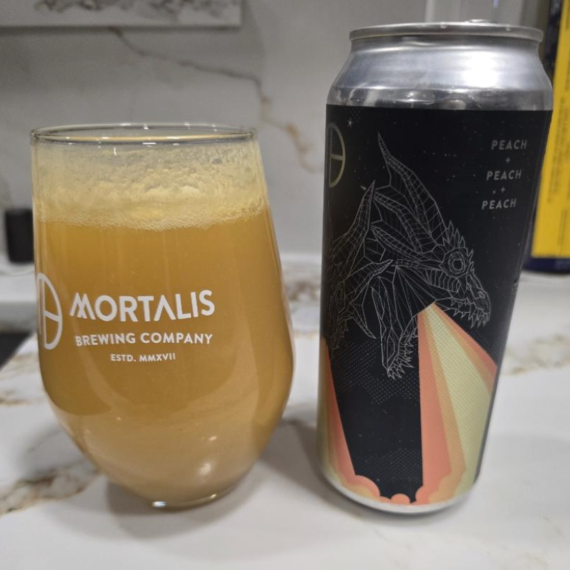 Mortalis Brewing Company – Hydra: Peach + Peach + Peach
ABV: 7,0 % | Stil: Smoothie Sour | Untappd: ca. 4,39

En massiv frugt-sour fra Mortalis’ populære Hydra-serie, hvor fokus er på én ting: fersken i alle lag. Øllen er brygget som en smoothie sour med store mængder fersken, hvilket giver en tyk, saftig og næsten dessertagtig frugtoplevelse.