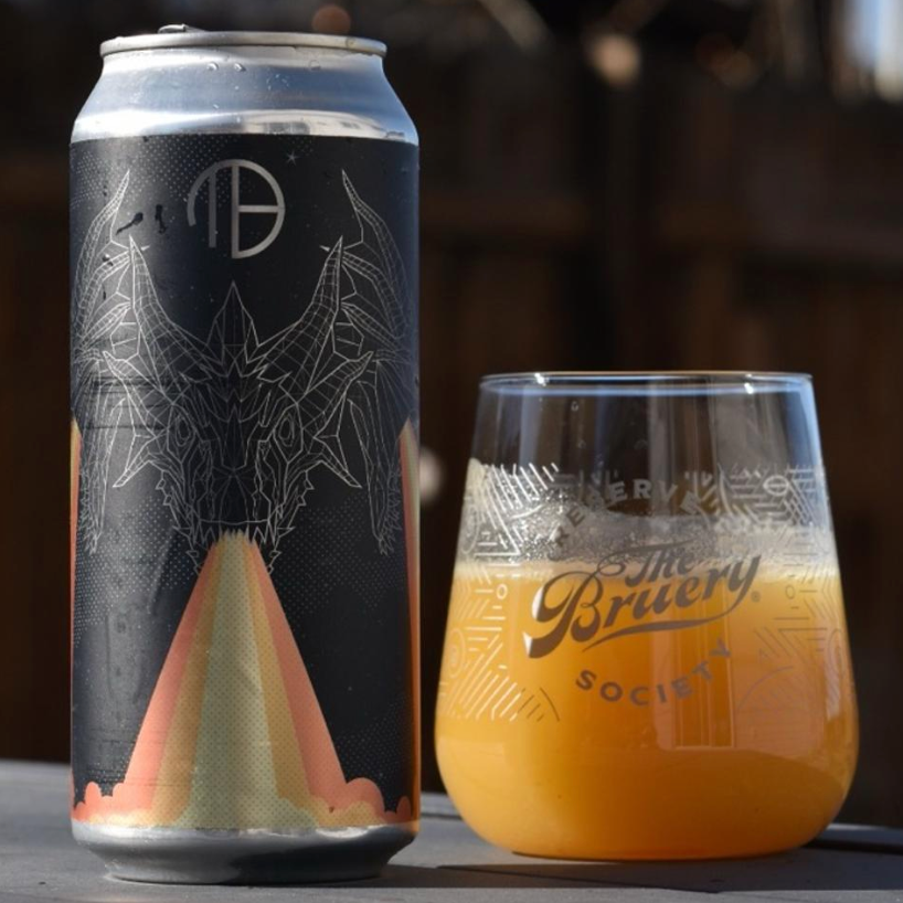 Mortalis Brewing Company – Hydra: Peach + Peach + Peach
ABV: 7,0 % | Stil: Smoothie Sour | Untappd: ca. 4,39

En massiv frugt-sour fra Mortalis’ populære Hydra-serie, hvor fokus er på én ting: fersken i alle lag. Øllen er brygget som en smoothie sour med store mængder fersken, hvilket giver en tyk, saftig og næsten dessertagtig frugtoplevelse.