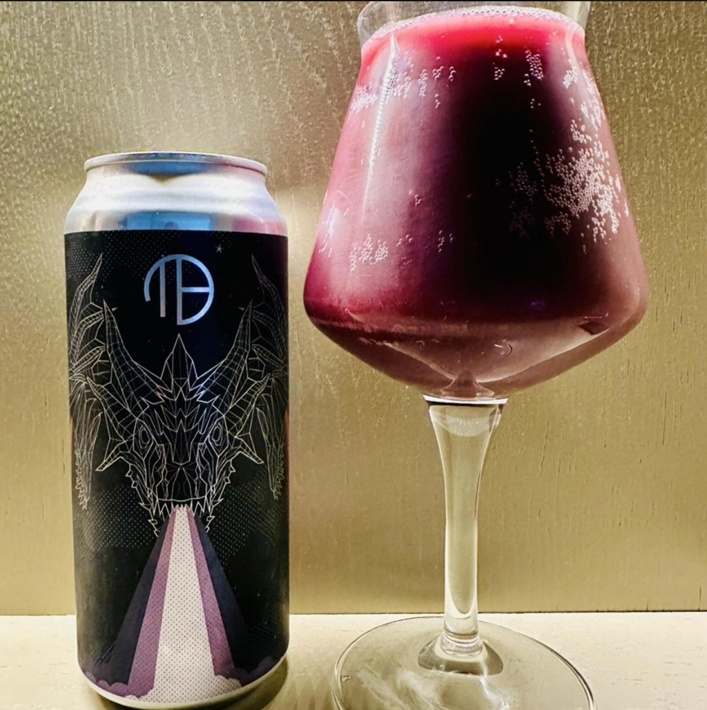 Mortalis Brewing Company – Hydra Pomegranate Blueberry Raspberry

ABV: 7,0 % | Stil: Fruited Sour | Untappd: 4,42

En af de mest populære udgaver i Mortalis' ikoniske Hydra-serie. Denne version kombinerer granatæble, blåbær og hindbær i en massiv frugtsour, hvor frugten er i centrum fra første til sidste slurk.