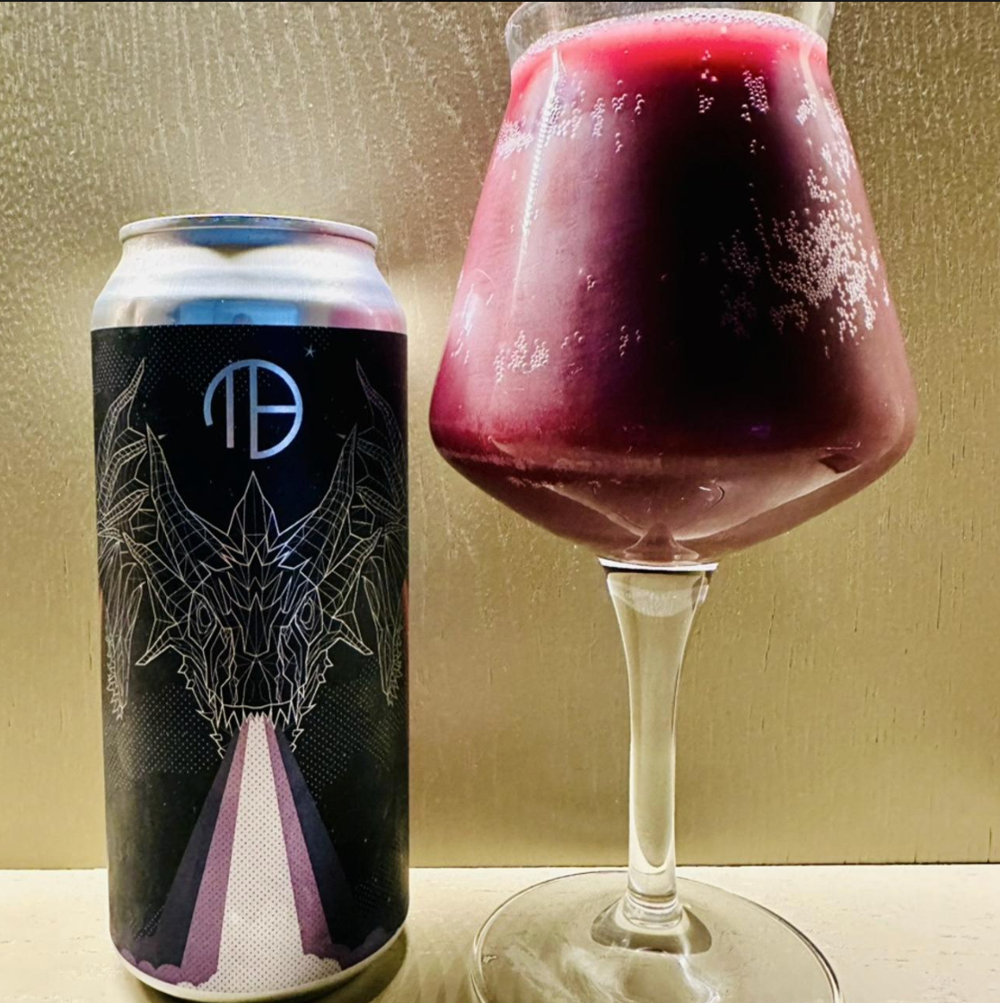 Mortalis Brewing Company – Hydra Pomegranate Blueberry Raspberry

ABV: 7,0 % | Stil: Fruited Sour | Untappd: 4,42

En af de mest populære udgaver i Mortalis' ikoniske Hydra-serie. Denne version kombinerer granatæble, blåbær og hindbær i en massiv frugtsour, hvor frugten er i centrum fra første til sidste slurk.