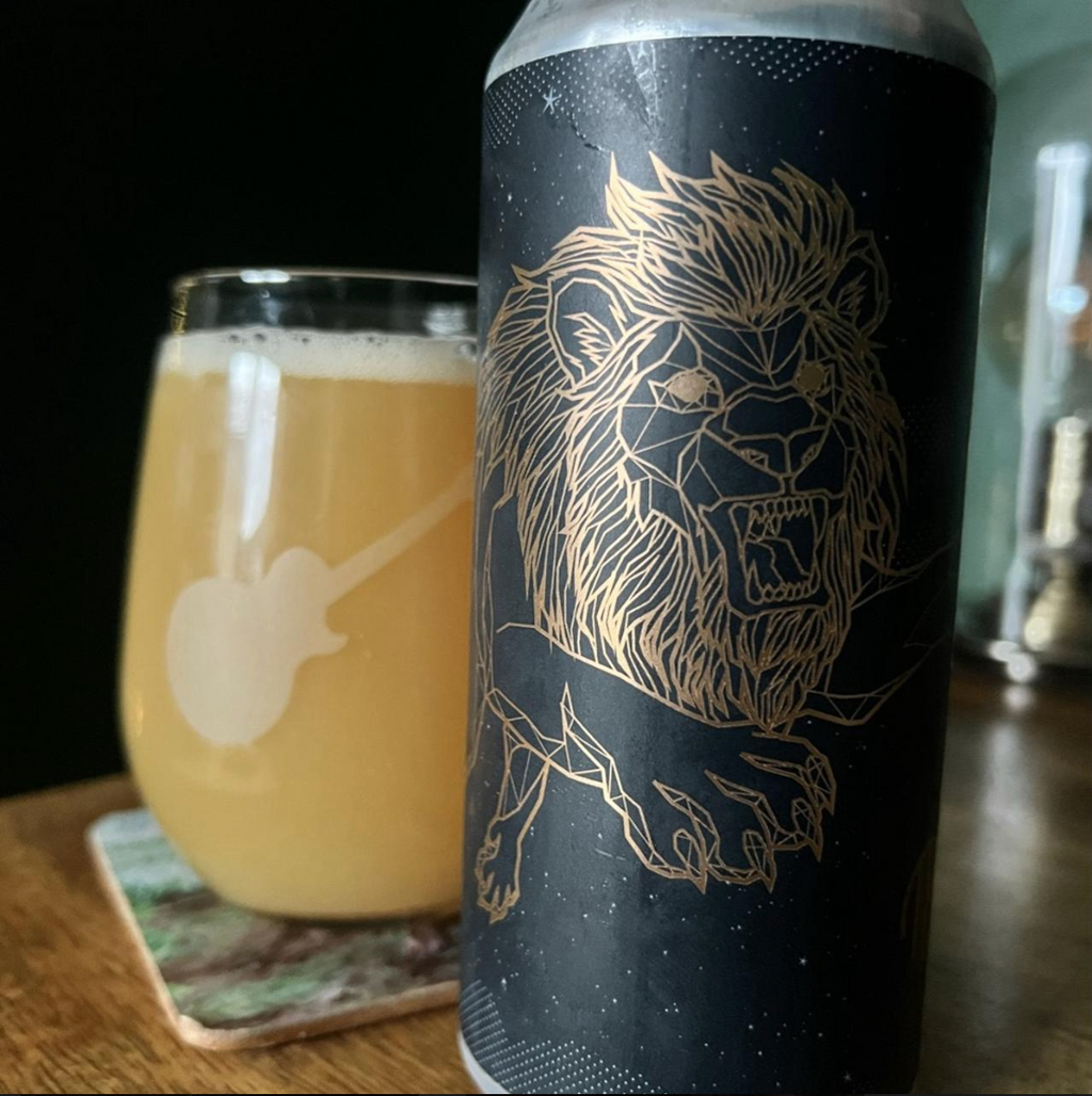 Mortalis Brewing Company – Nemean
ABV: 10,0 % | Stil: Triple New England / Hazy IPA | Untappd: 4,26

En kraftig og humledrevet Triple NEIPA fra Mortalis. Øllen er brygget med Citra, Motueka og Mosaic, som tilsammen giver en intens aromaprofil med masser af tropisk frugt og frisk citrus.